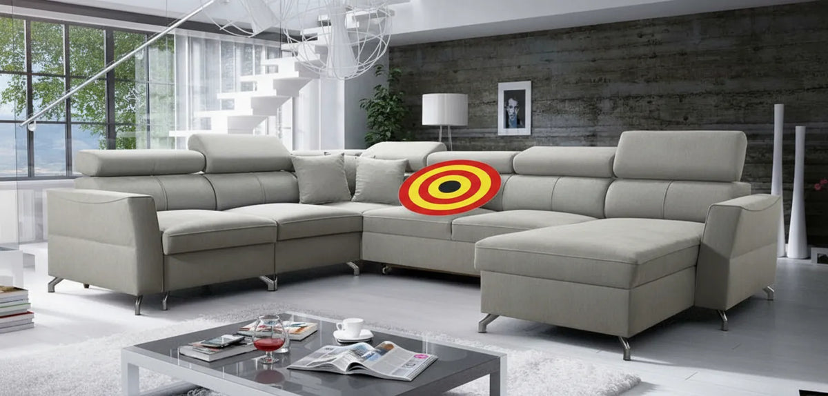 Canapé confortable avec une cible graphique centrée sur le coussin central pour symboliser un but ou un objectif.