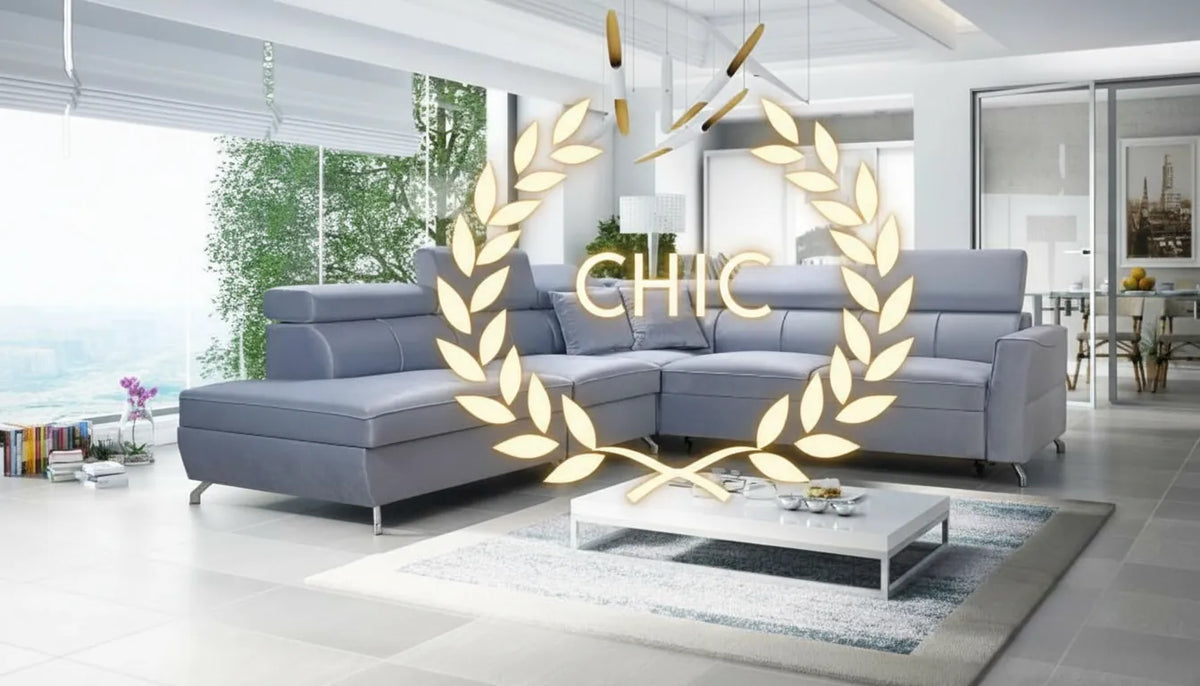 Canapé convertible gris clair dans un salon moderne avec une couronne graphique dorée stylisee sur le dossier