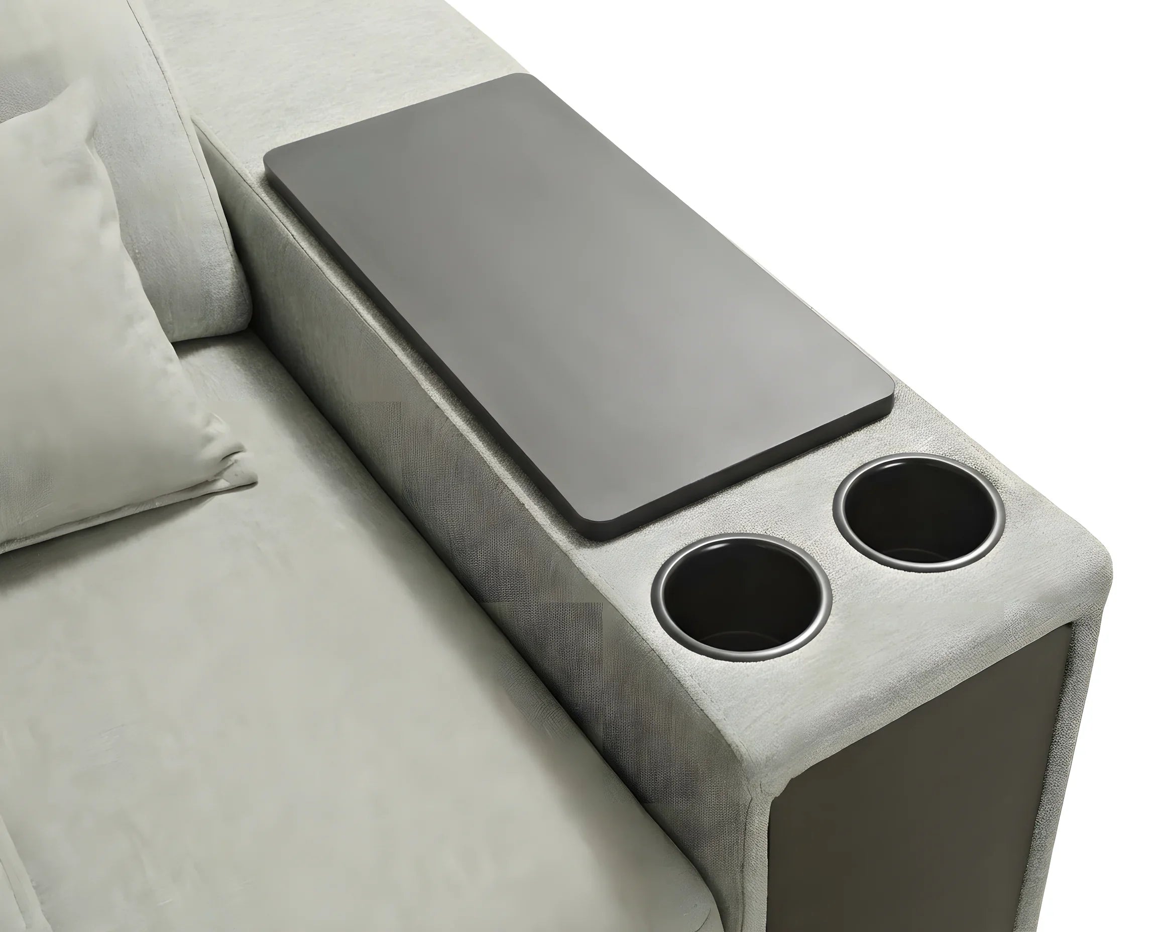 Accoudoir de canapé gris clair avec table intégrée, deux porte-gobelets et coussin en tissu