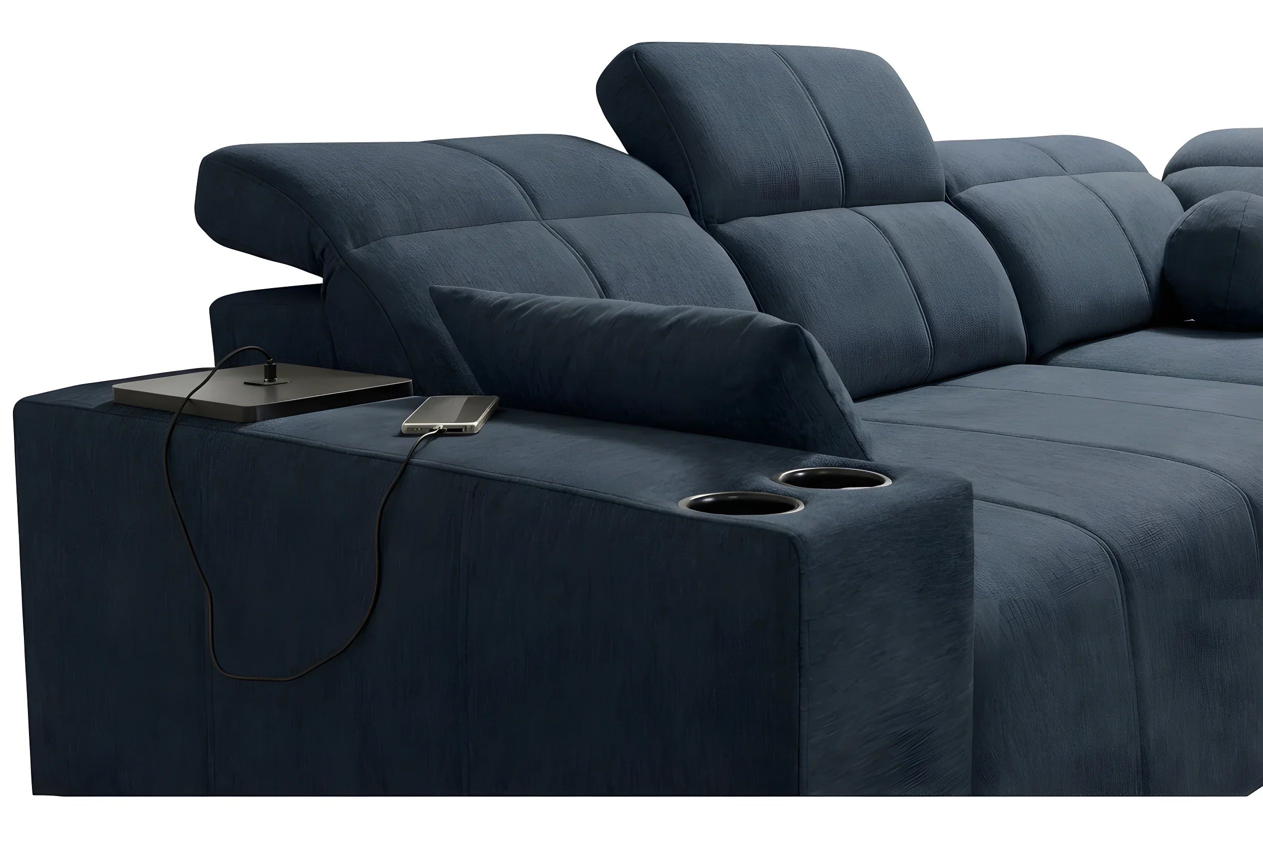 Canapé d'angle bleu foncé en tissu texturé, avec deux porte-gobelets argentés, coussins et téléphone en recharge, sur fond blanc.