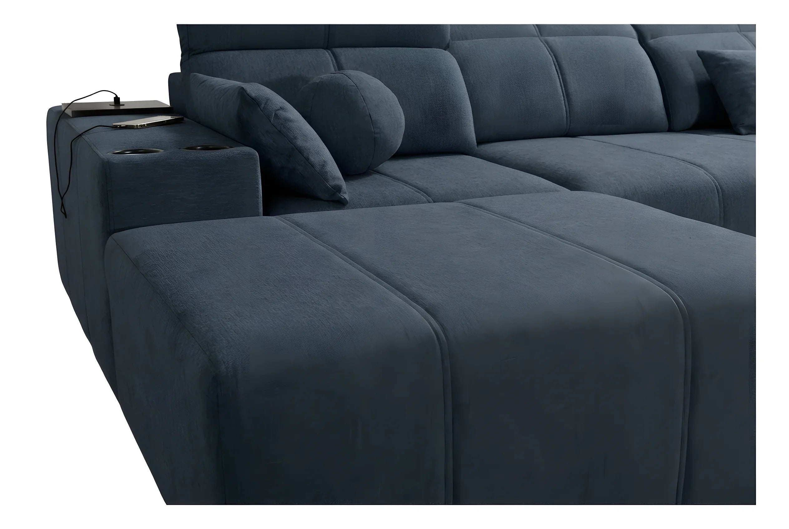 Canapé d'angle bleu marine en tissu doux, avec coussins moelleux et accoudoir intégrant porte-gobelets et chargeur de téléphone, vue rapprochée