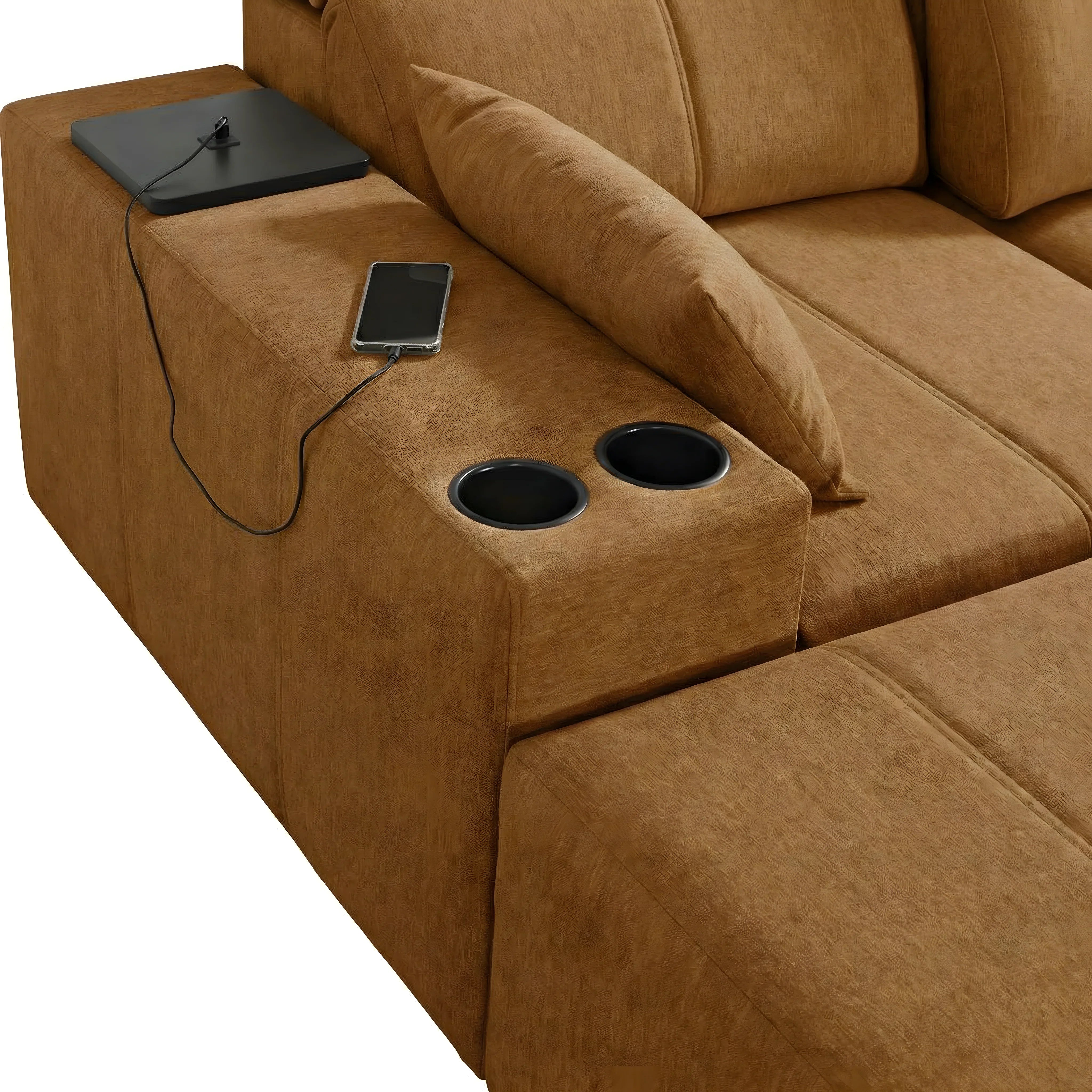 Canapé d'angle brun en tissu avec accoudoir, deux porte-gobelets noirs, téléphone et chargeur noir en place