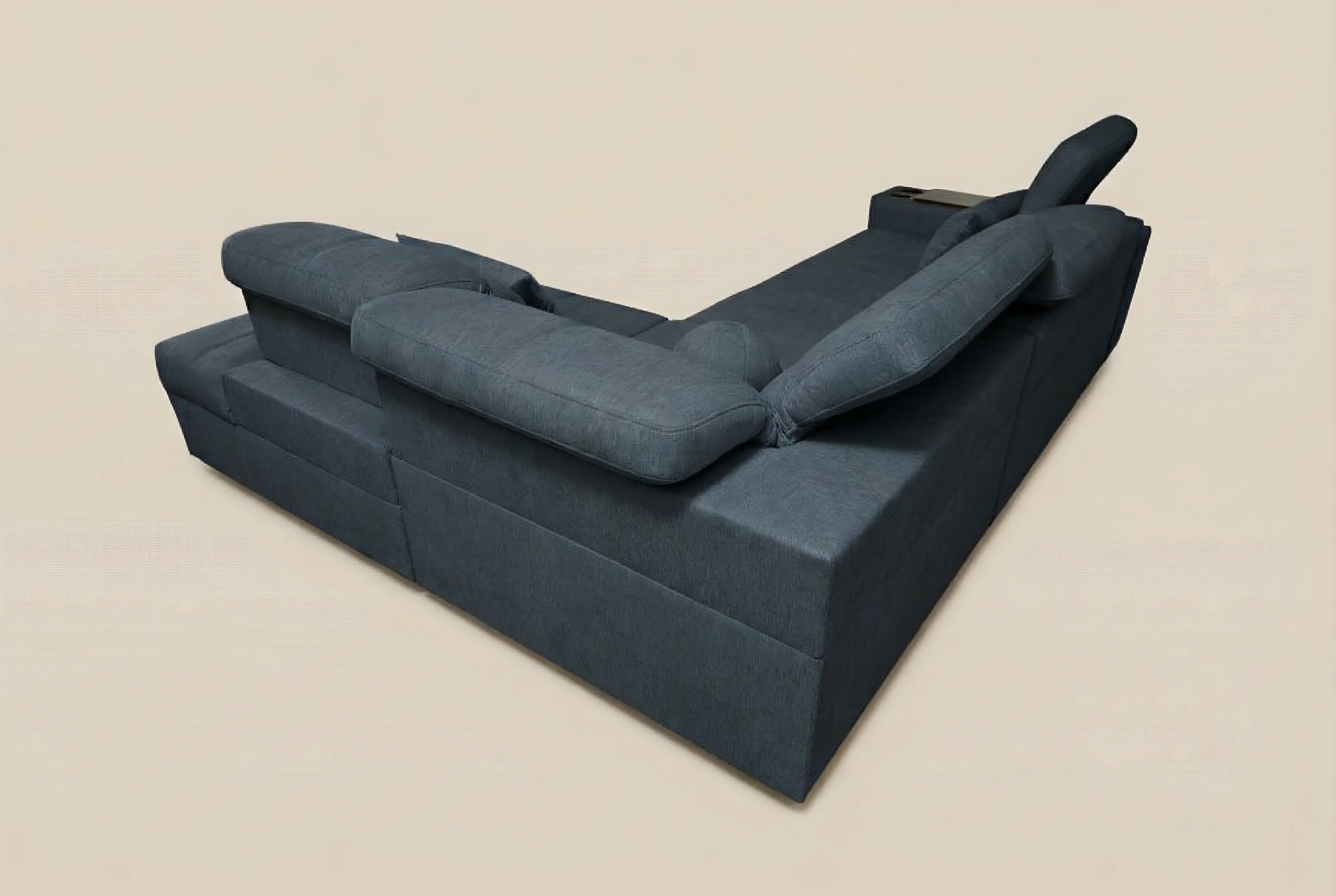 Canapé d'angle bleu foncé en tissu texturé, avec coussins moelleux, idéal pour salon contemporain