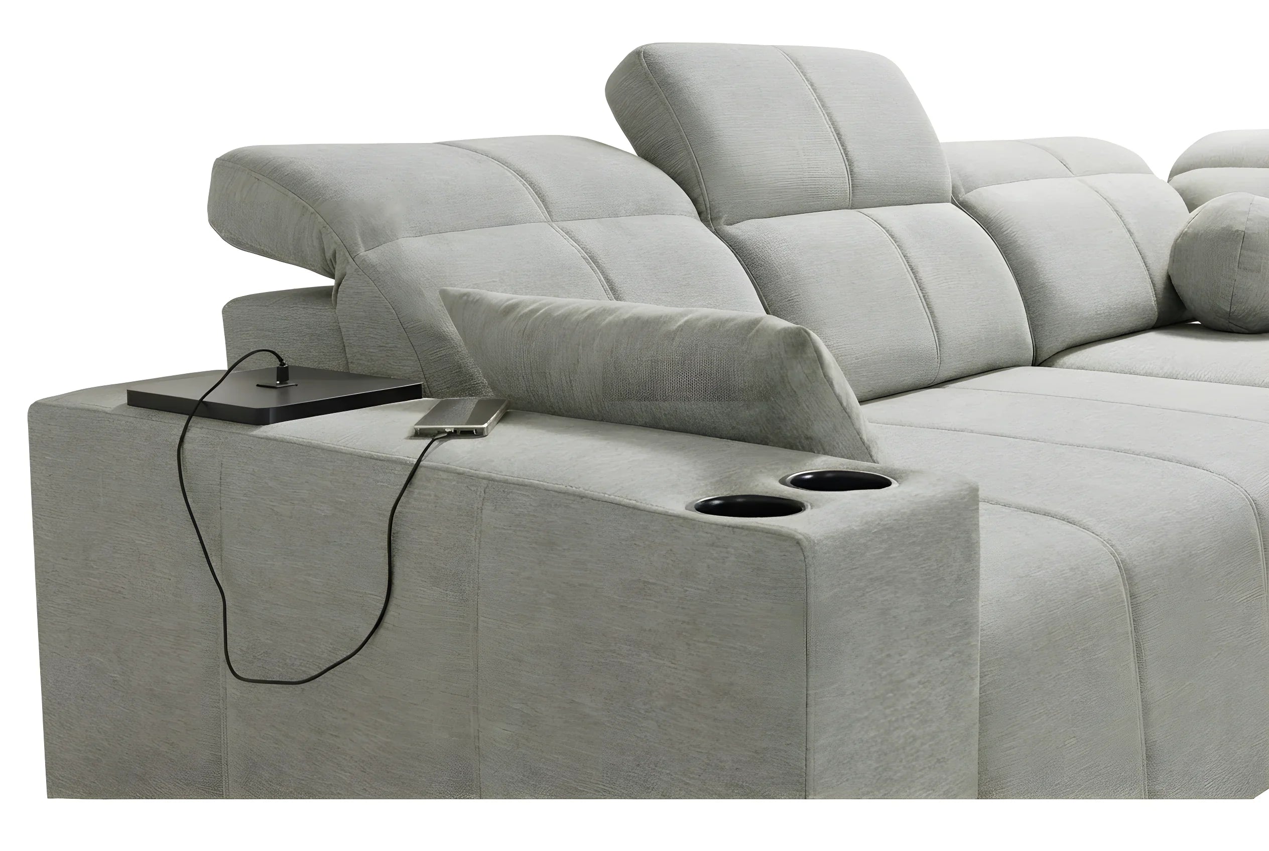 Canapé d'angle en tissu gris clair avec dossier ajustable, accoudoir avec porte-gobelets et recharge de téléphone, fond blanc