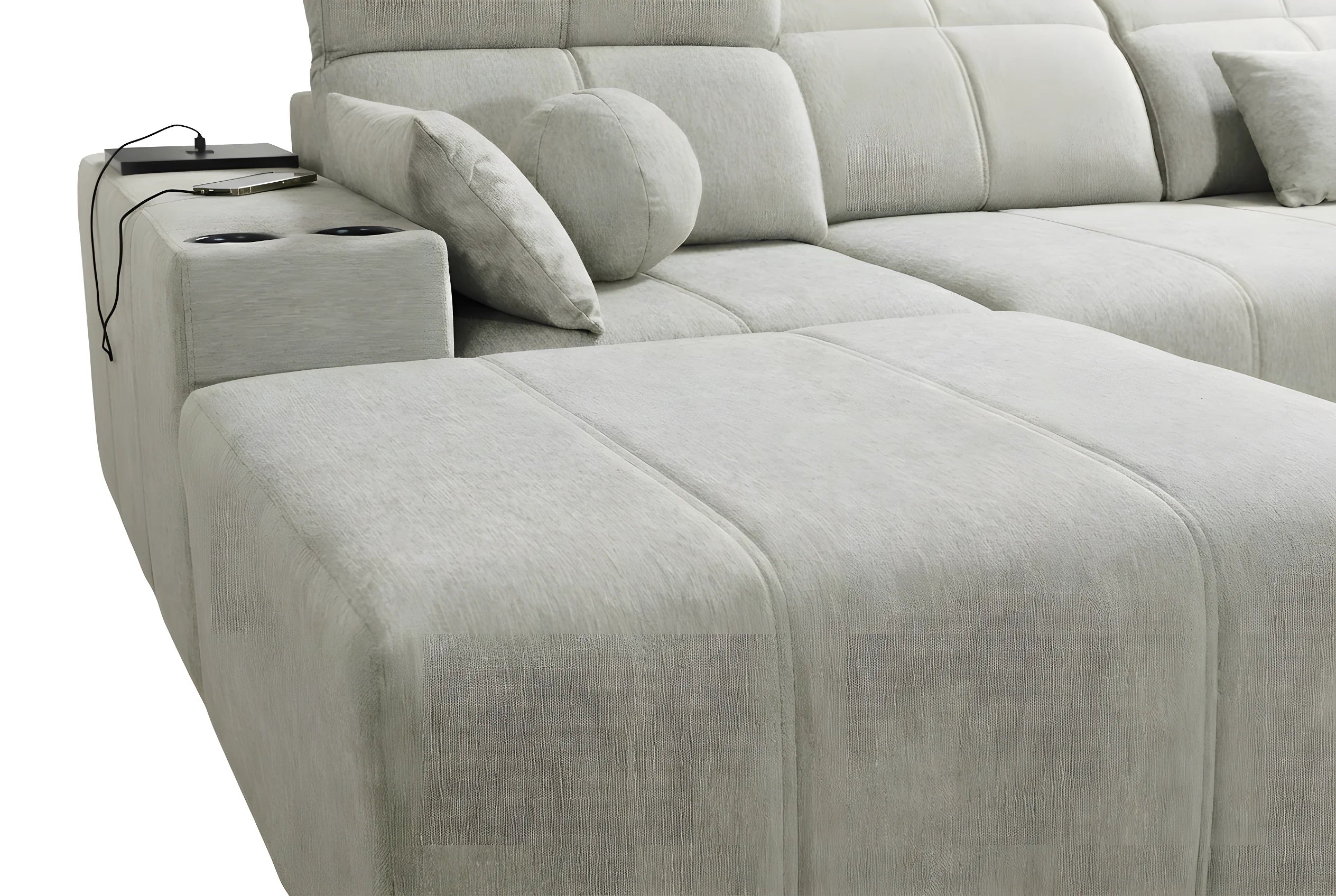 Canapé d'angle en tissu gris clair avec coussins, accoudoirs, chargeur et porte-gobelets, pour salon moderne