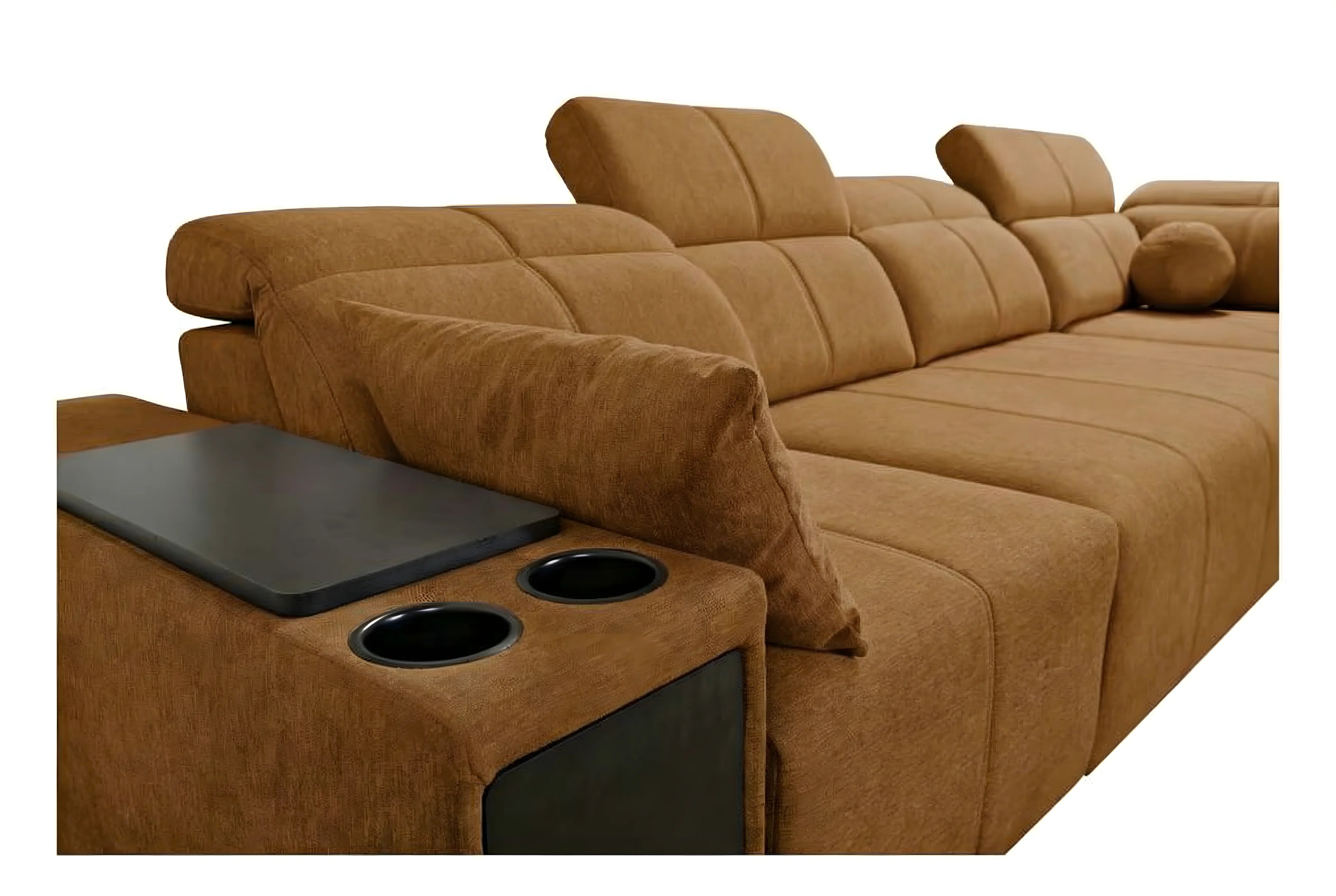 Canapé d'angle marron en tissu avec accoudoir, détails capitonnés, porte-gobelets noirs, idéal salon contemporain