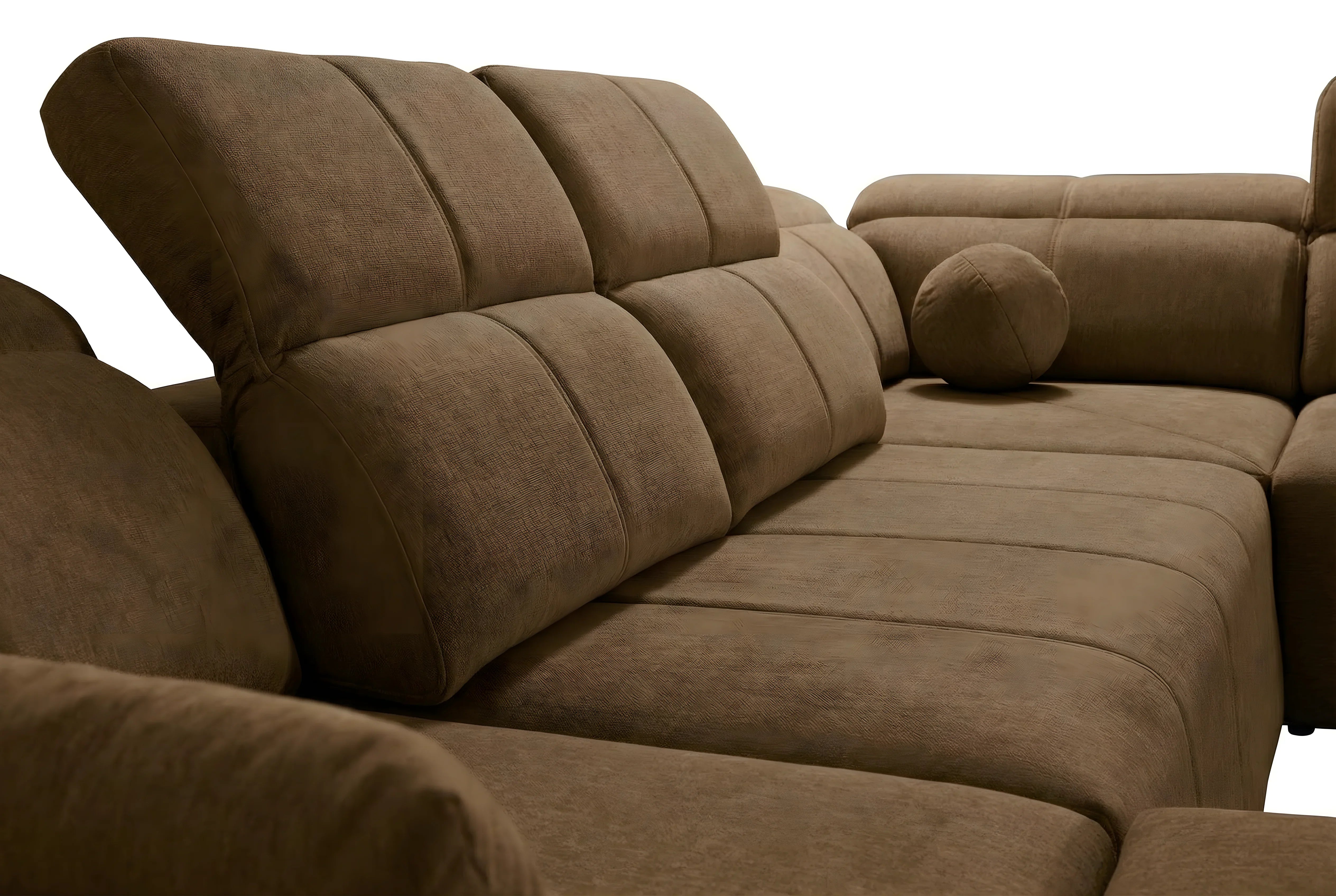 Canapé d'angle marron en tissu texturé, coussins confortables, idéal salon moderne et accueillant