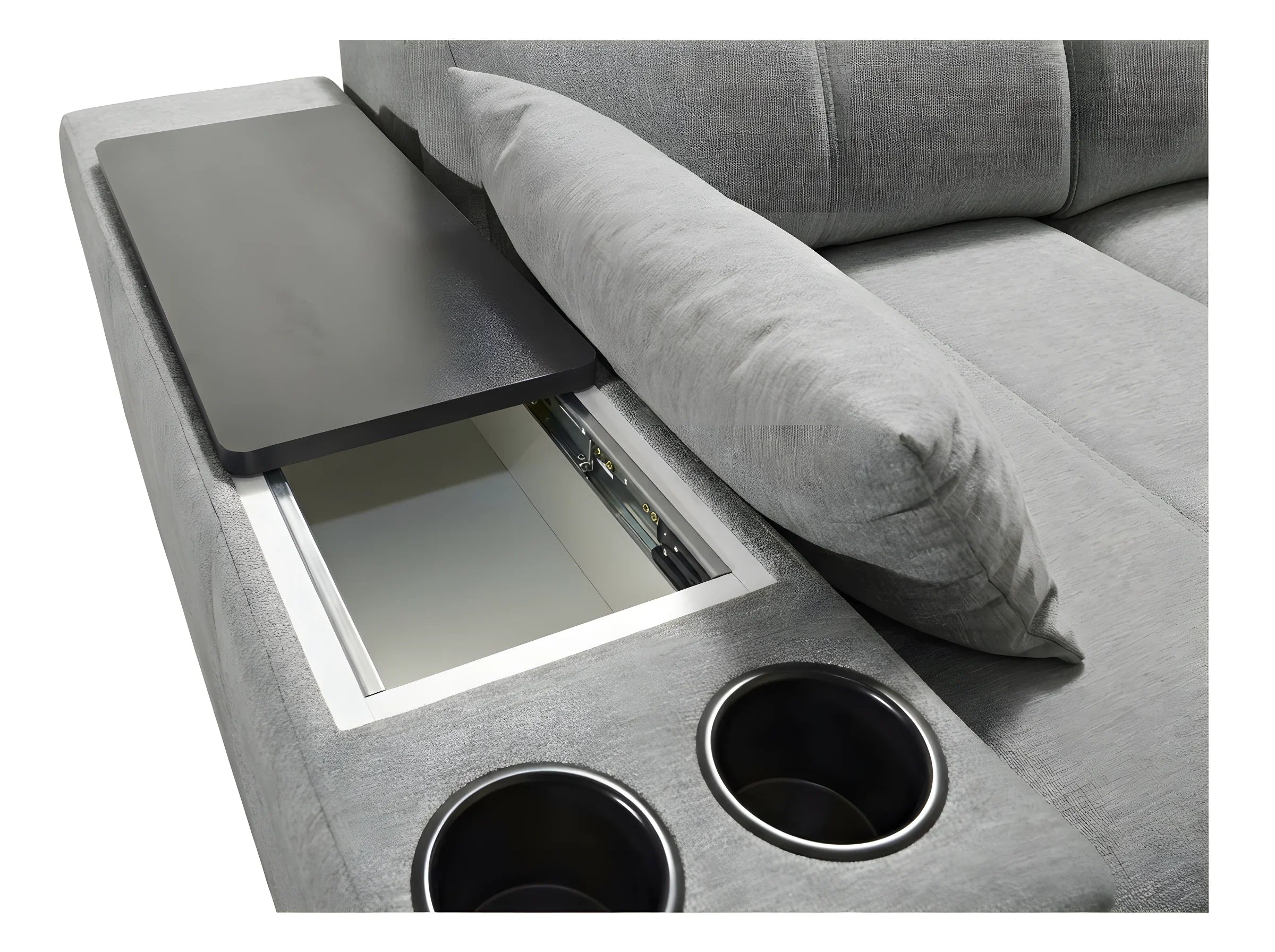 Gros plan d'un canapé d'angle gris en tissu avec une table intégrée en bois noir ouverte et deux porte-gobelets en métal gris