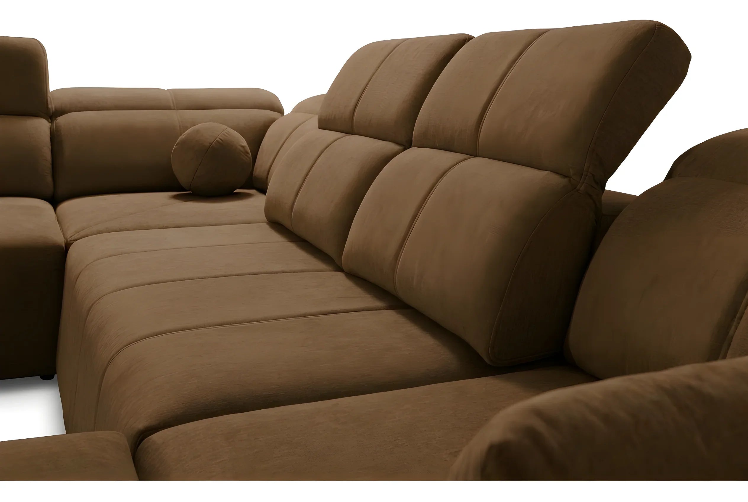 Canapé d'angle marron en tissu doux et confortable, coussins moelleux, idéal salon moderne, détails rembourrés design