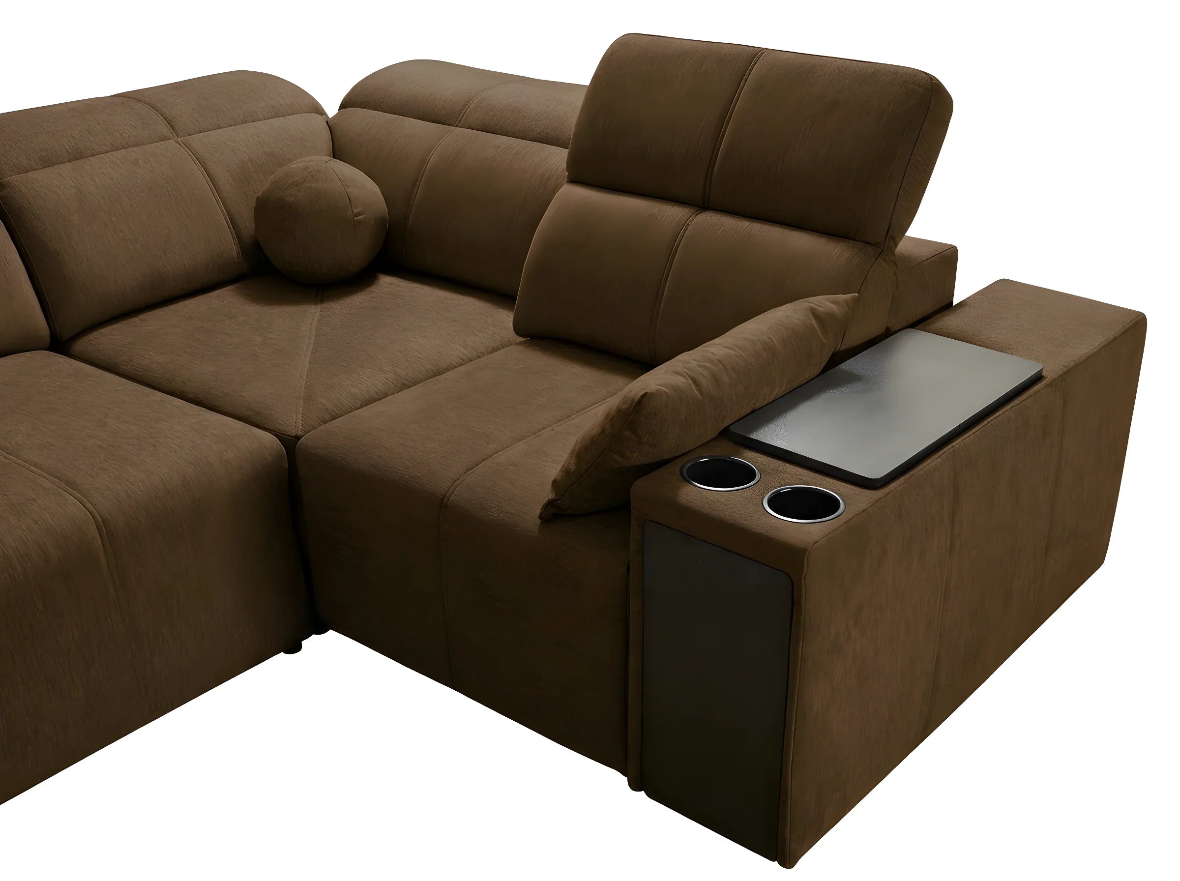 Canapé d'angle marron en tissu microfibre, design moderne avec coussins et tablettes, idéal salon, vue rapprochée