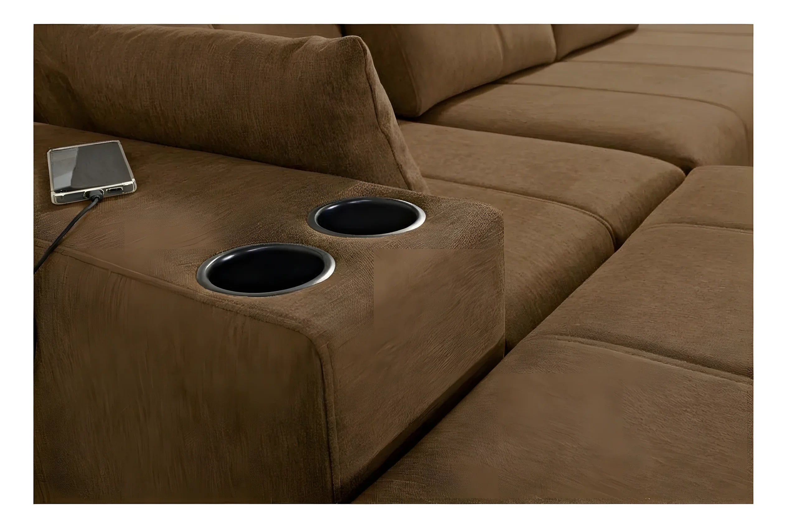 Image d'un canapé d'angle marron en tissu microfibre. Accoudoir avec deux porte-gobelets argentés et un téléphone en charge.