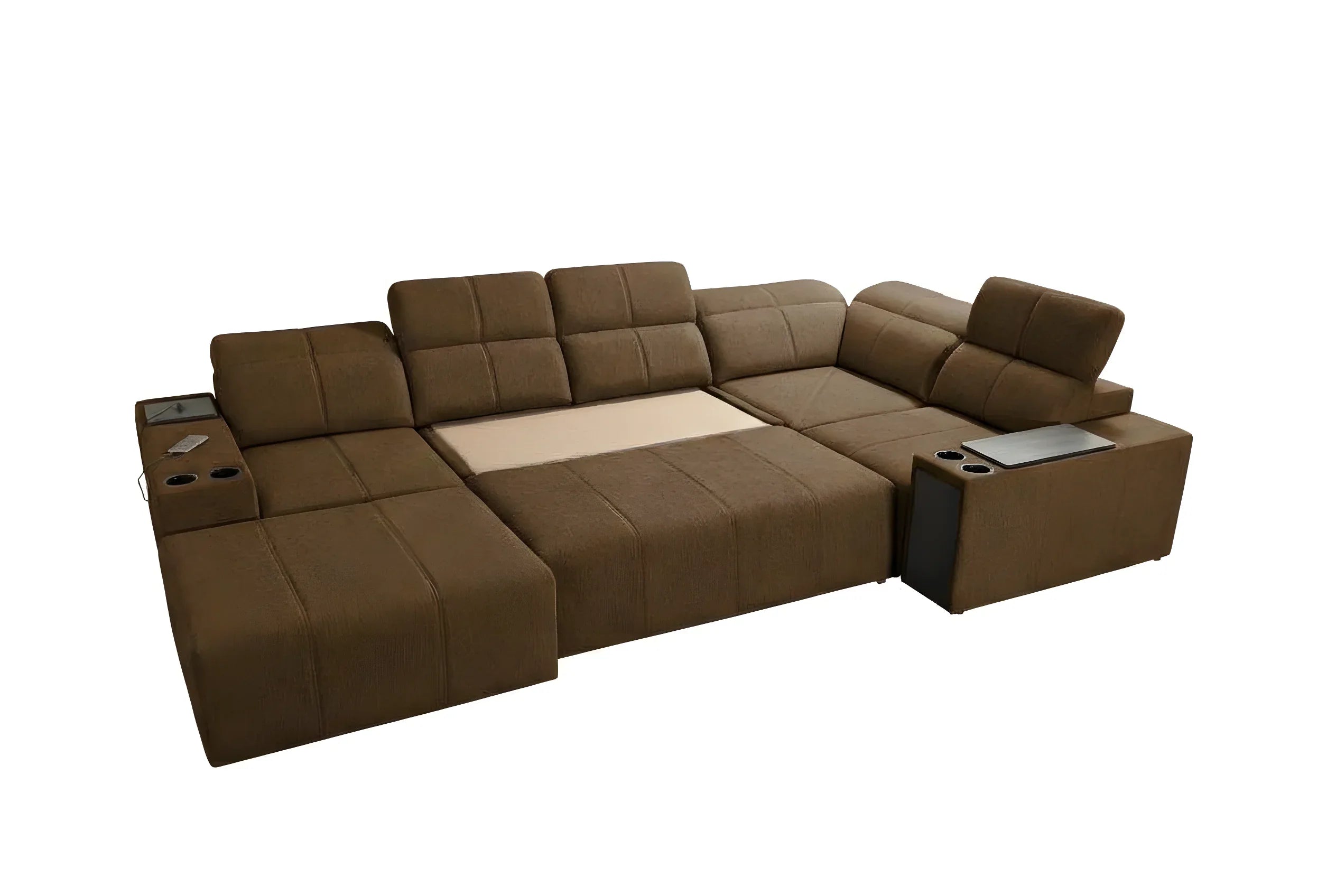 Canapé d'angle marron en tissu avec des coussins rembourrés. Design contemporain, avec accoudoirs et porte-gobelets intégrés.