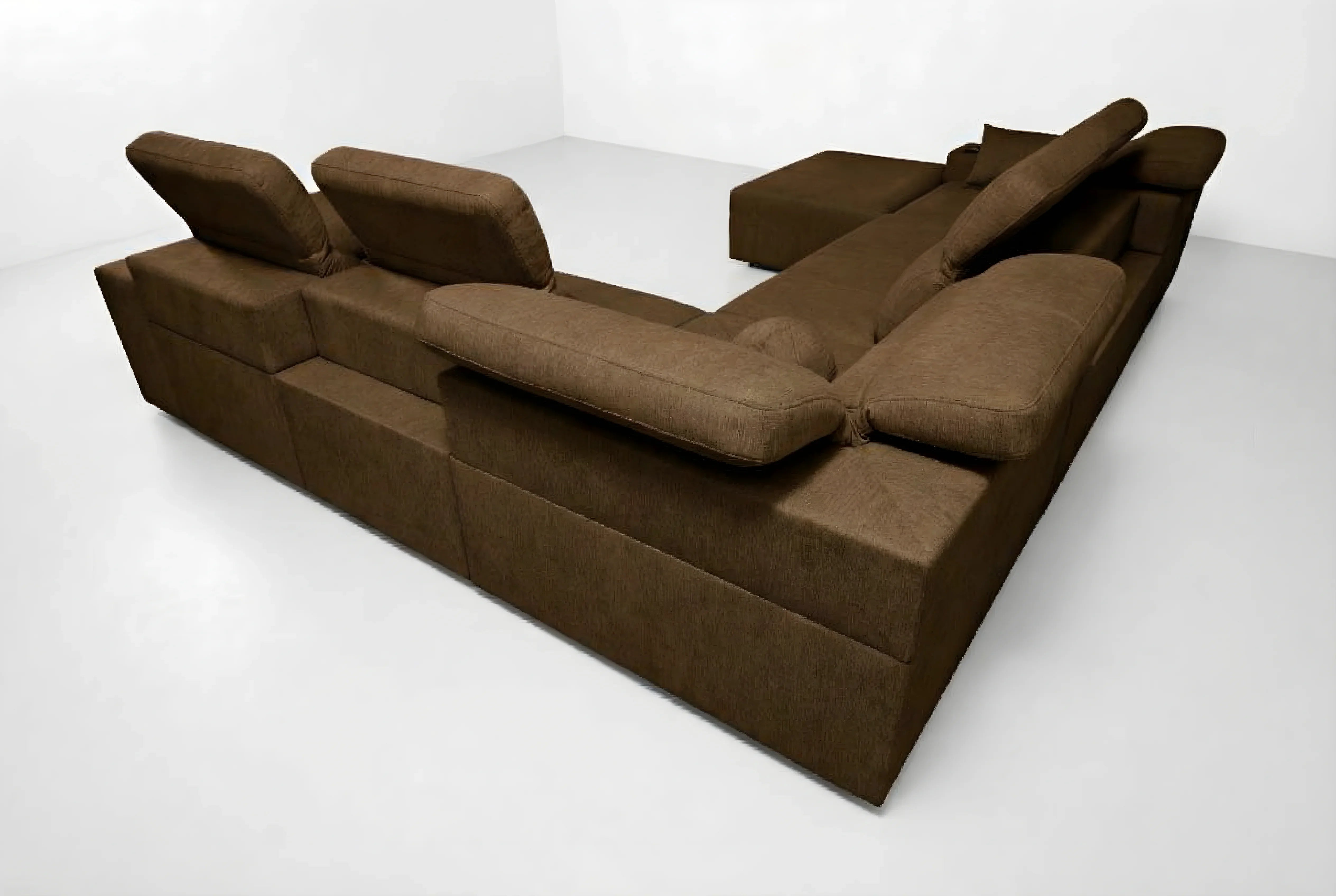 Canapé d'angle marron en tissu avec dossiers réglables, de forme moderne, dans un intérieur clair et épuré