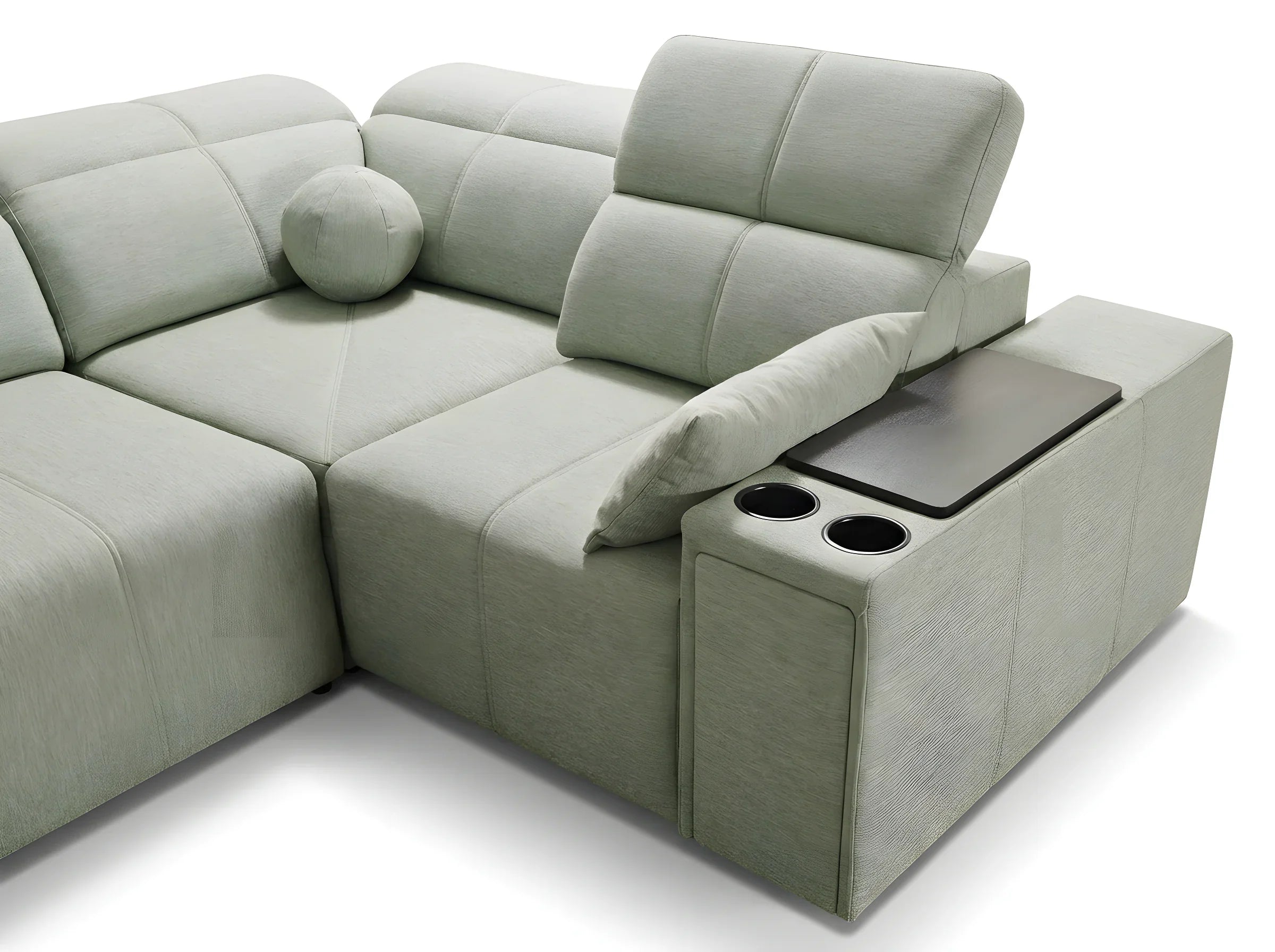 Canapé d'angle gris clair en tissu avec tablettes et porte-gobelets, design moderne, vue latérale, intérieur