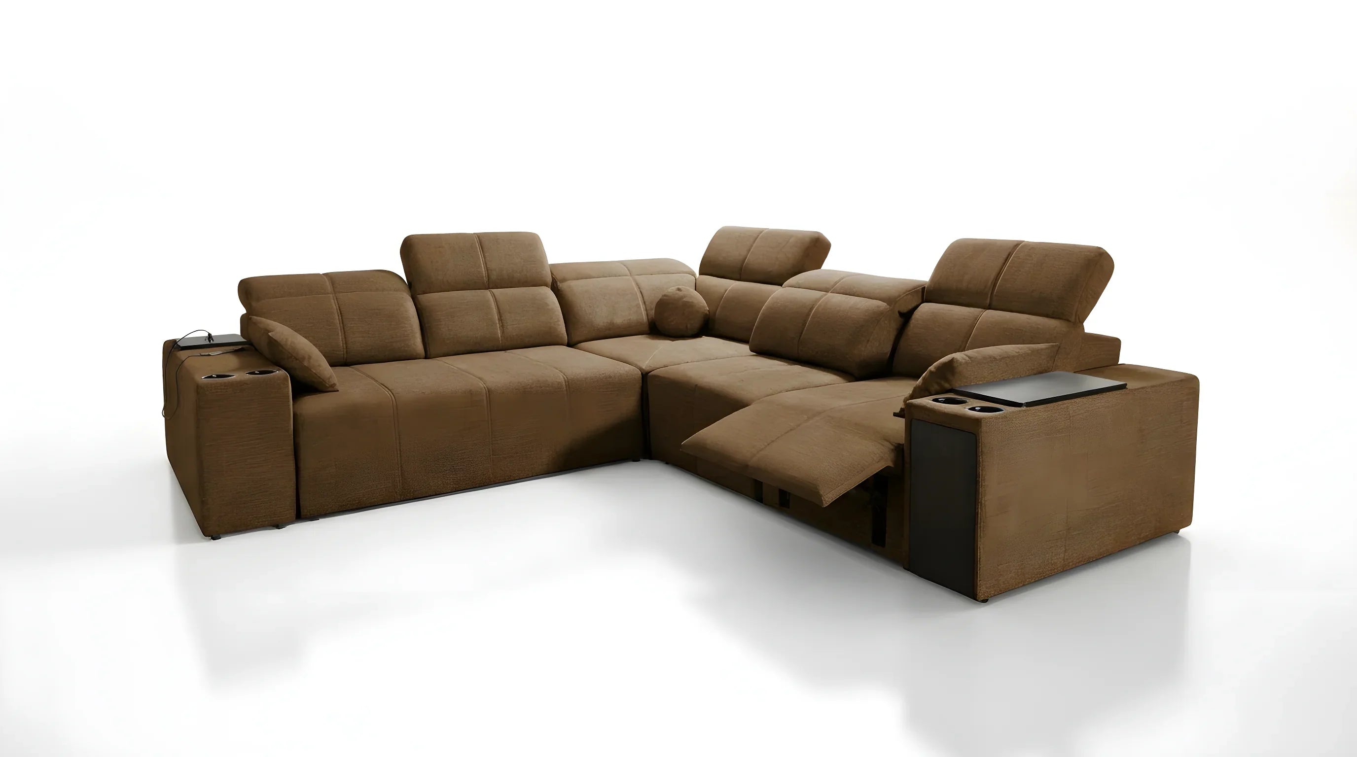Canapé d'angle relax marron en tissu, avec porte-gobelets et tablettes, dans un salon moderne