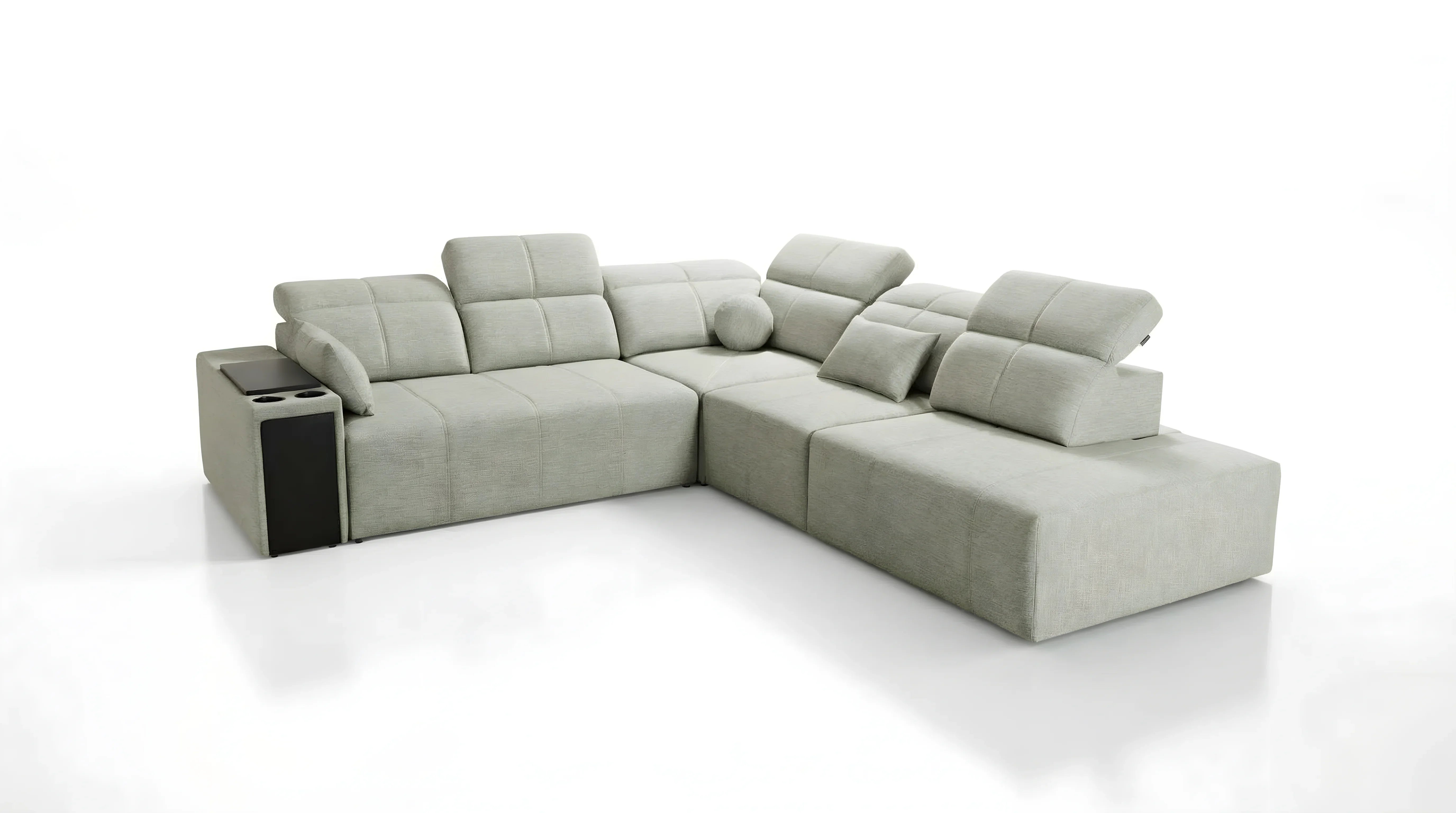 Canapé d'angle en tissu gris clair, design moderne avec accoudoir intégrant porte-gobelets, pour salon contemporain