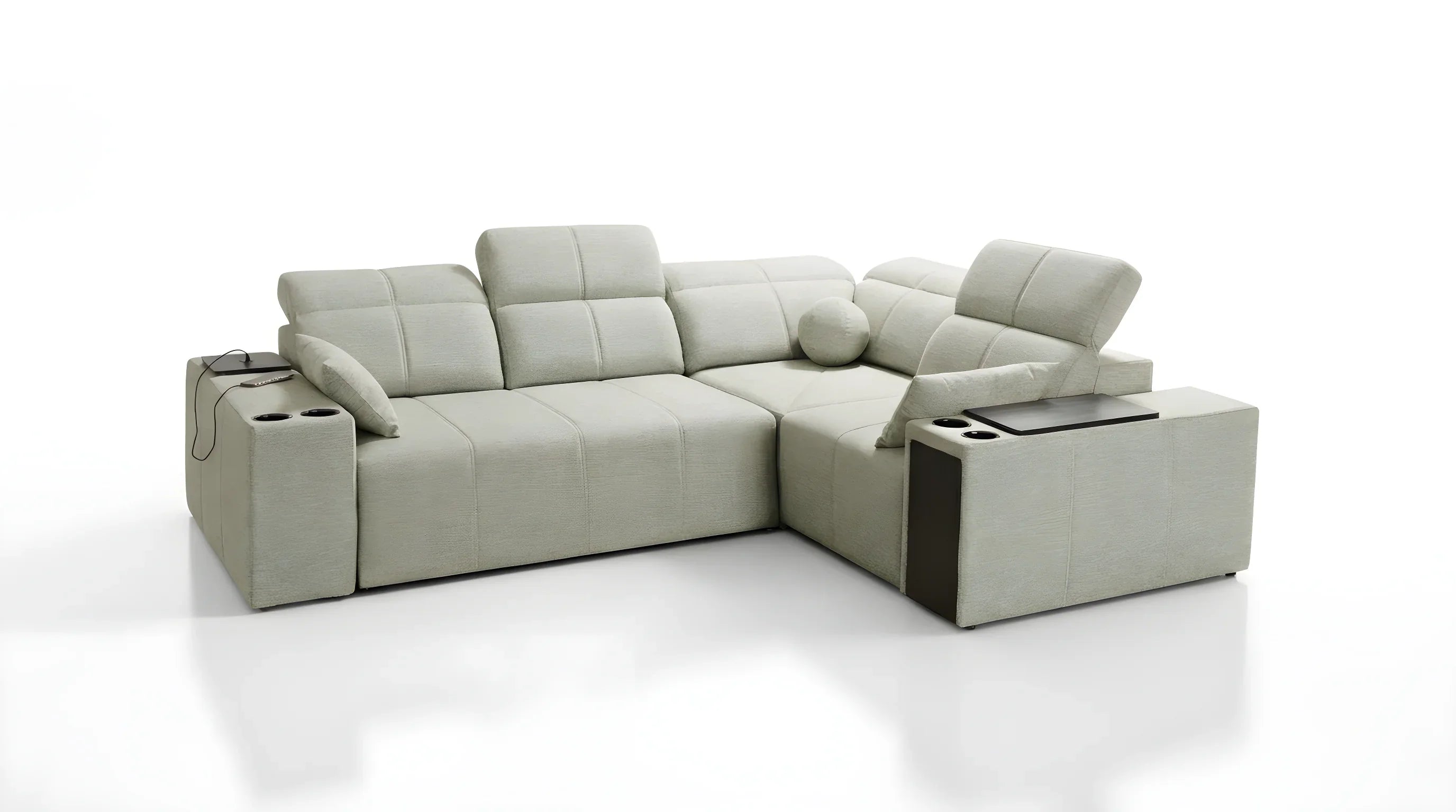 Canapé d'angle en tissu gris clair, design contemporain, avec accoudoirs et tablettes intégrées, ambiance salon