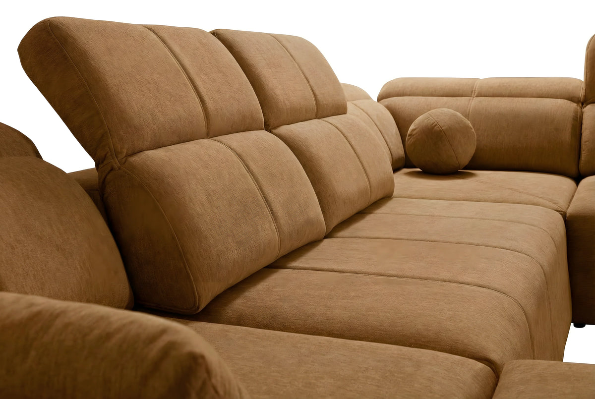 Canapé d'angle en tissu marron clair, avec coussins et assise confortable, idéal pour salon moderne