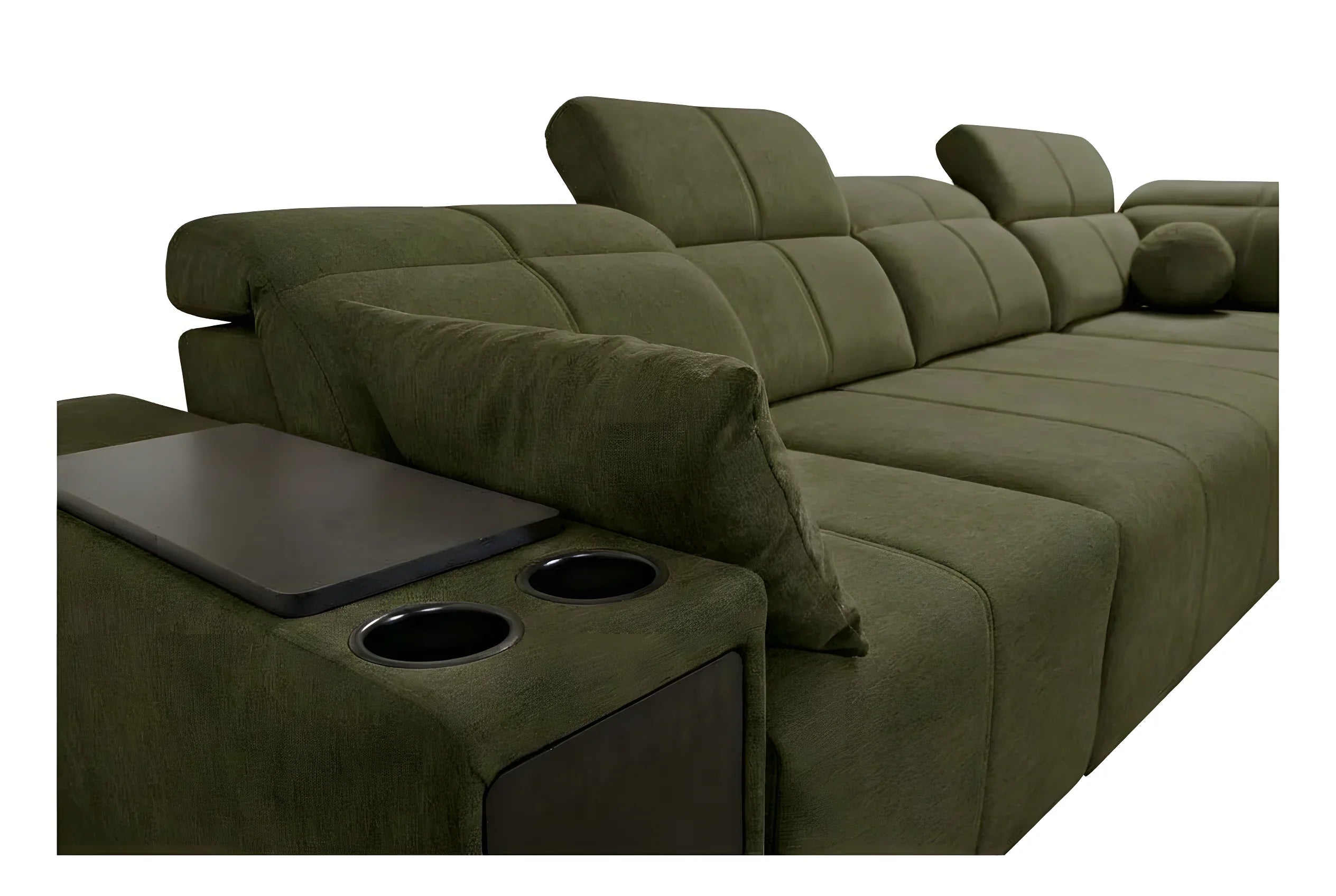 Canapé d'angle vert en tissu avec accoudoir intégrant table noire et porte-gobelets, design moderne et confortable