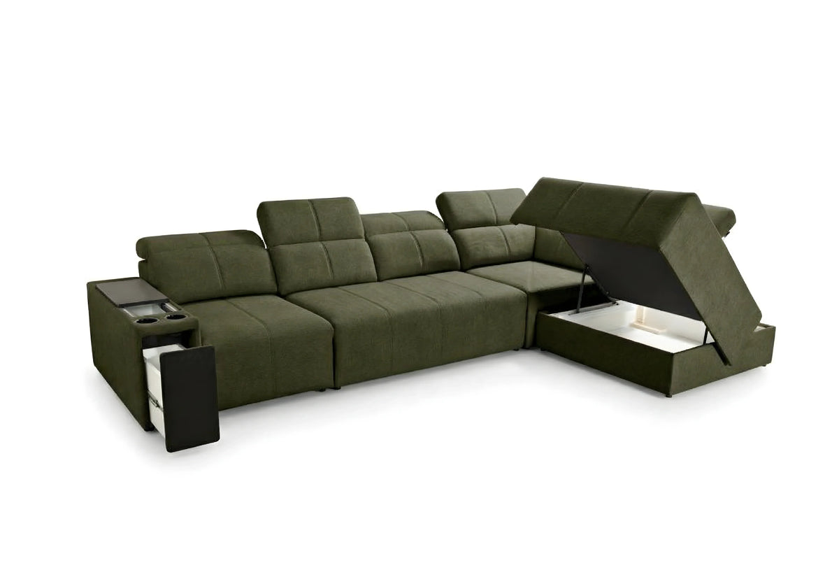 Canapé d'angle vert en tissu à plusieurs places avec accoudoirs, porte-gobelets et coffre de rangement ouvert, sur fond blanc