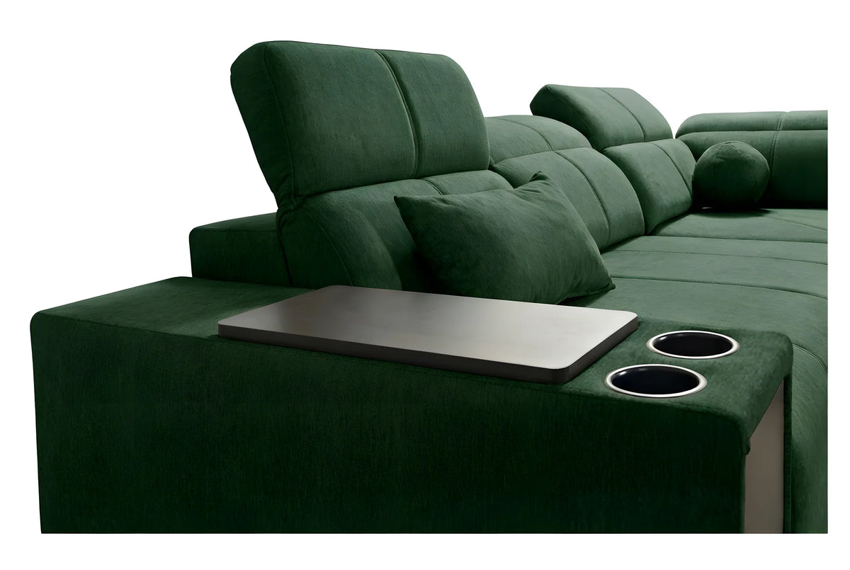 Canapé d'angle vert en tissu avec table intégrée, accoudoirs, et porte-gobelets, idéal salon moderne