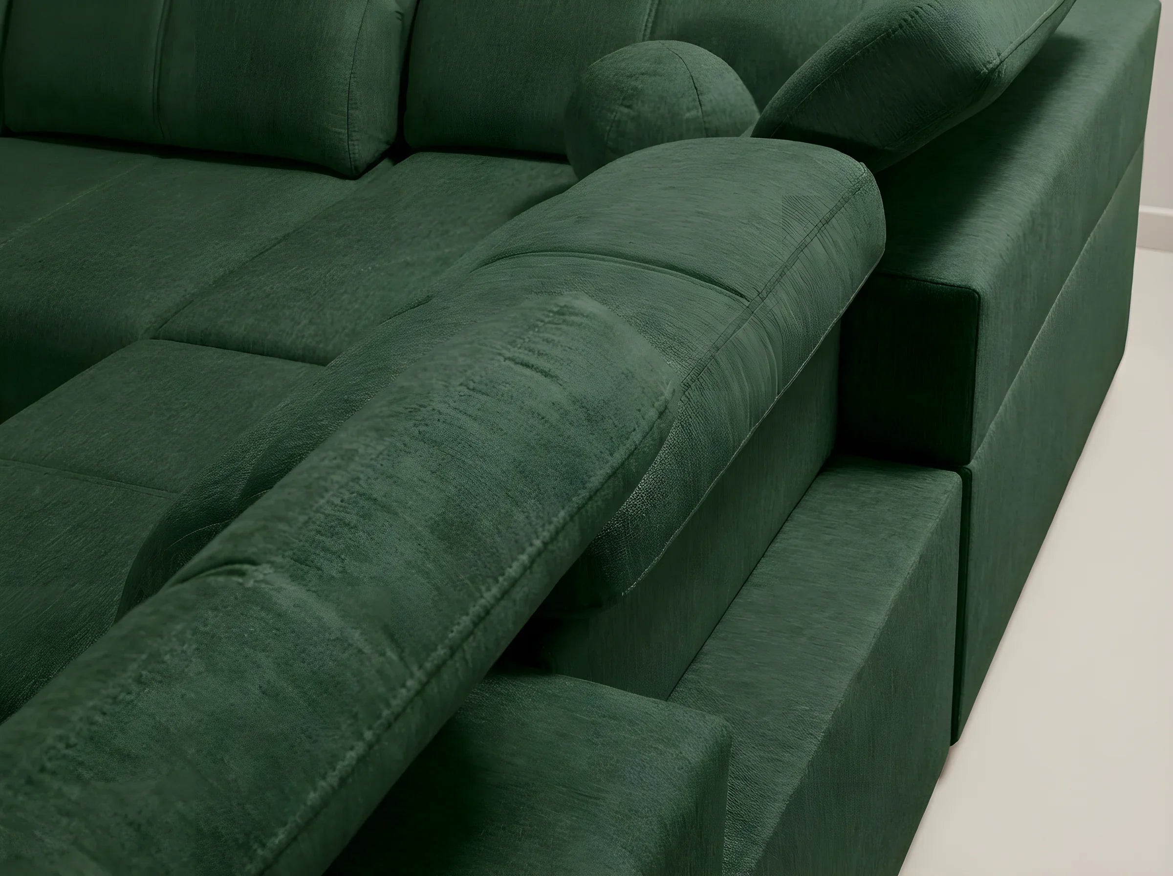 Canapé d'angle vert forêt en tissu texturé, coussins confortables, design contemporain pour salon