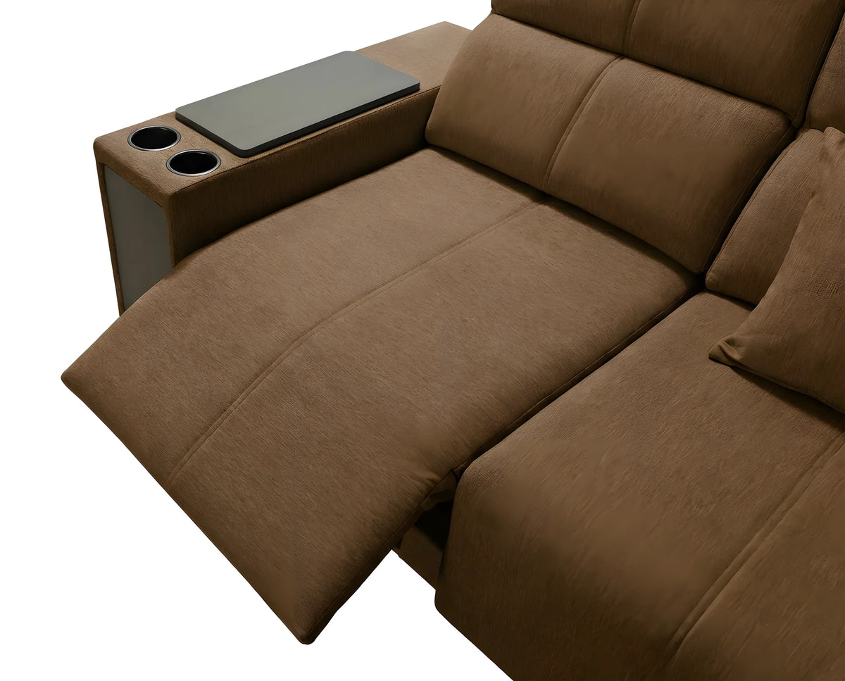 Canapé inclinable marron en tissu, avec deux porte-gobelets noirs et une tablette grise, idéal salon