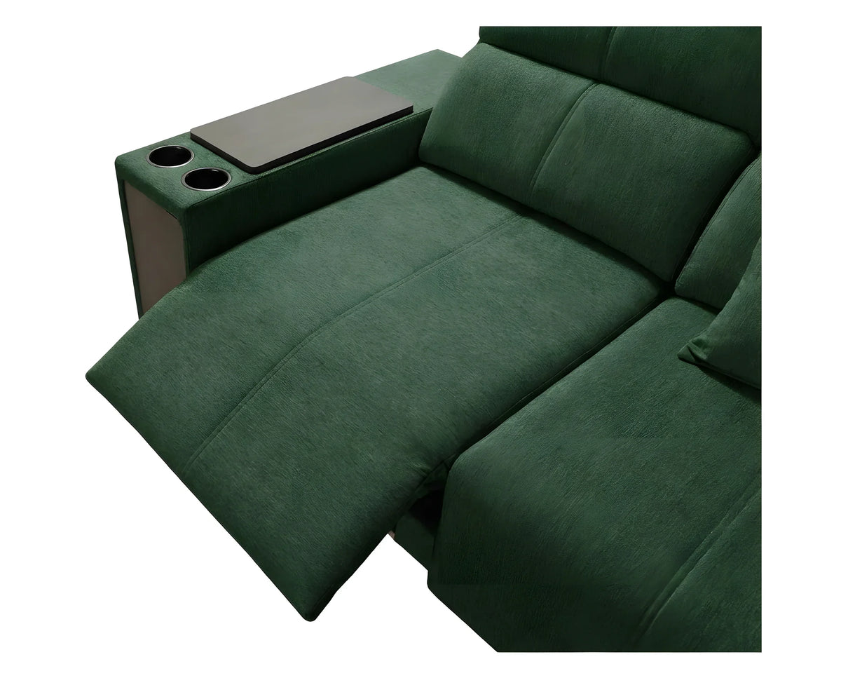 Canapé d'angle vert en tissu, avec deux porte-gobelets intégrés, une tablette et un repose-pieds relevable, sur fond blanc