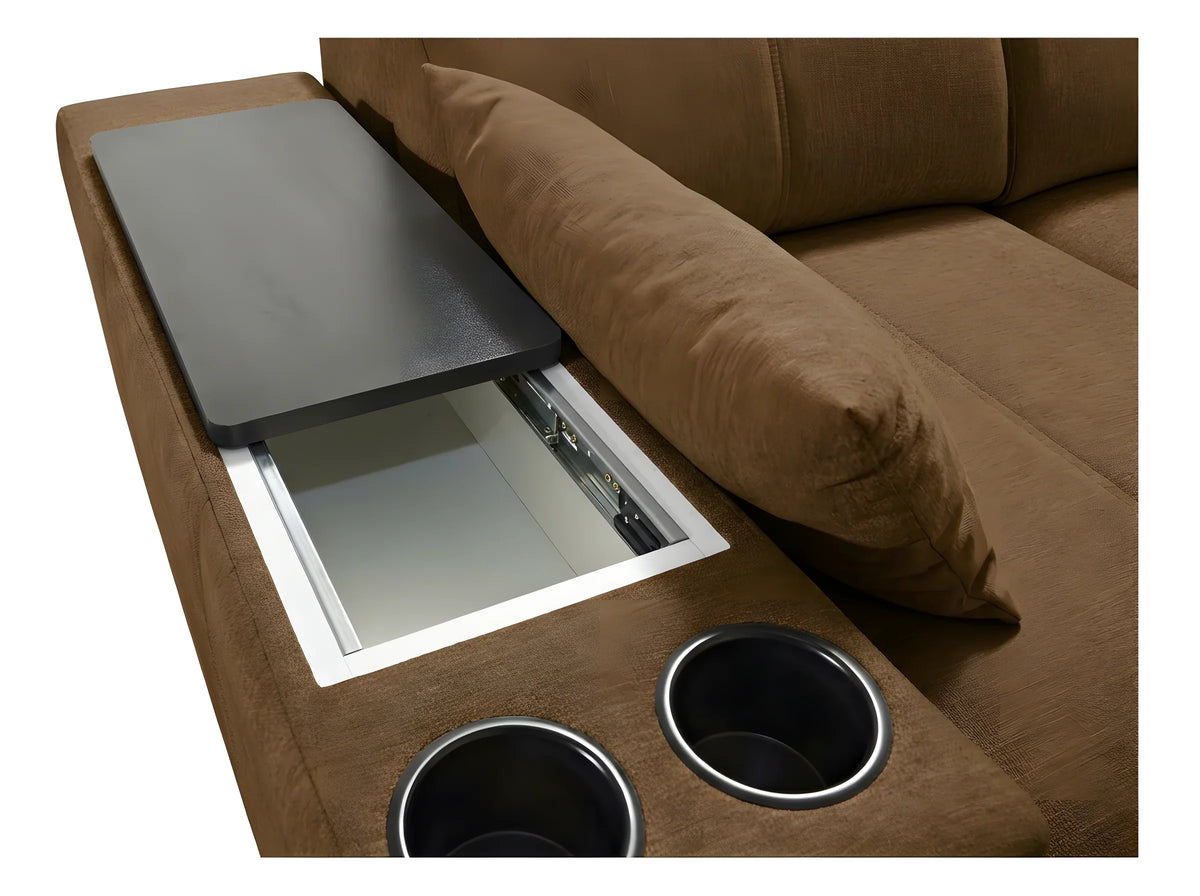 Gros plan d'un canapé marron en similicuir avec une table rabattable grise, deux porte-gobelets noirs, et un oreiller.