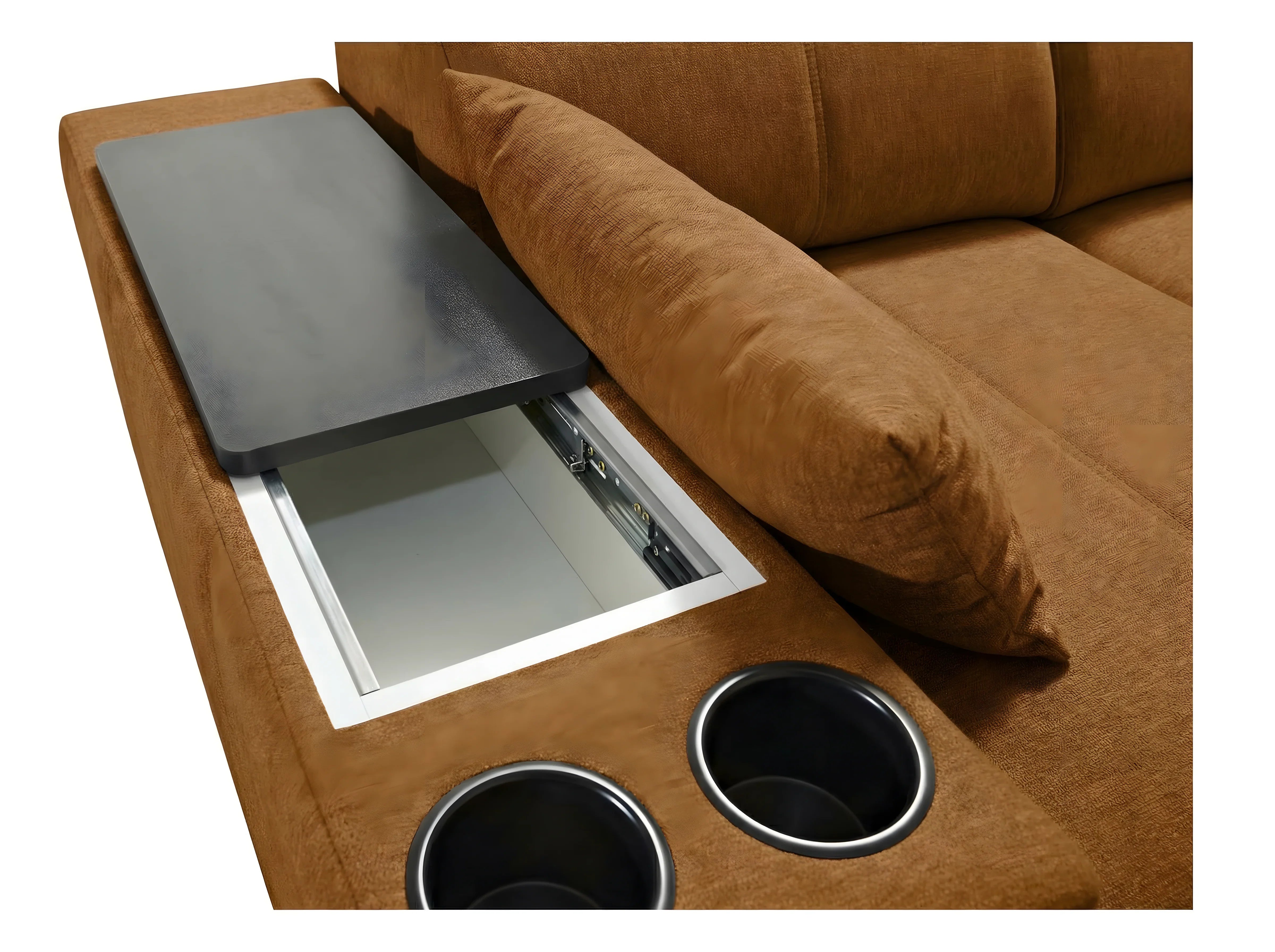 Gros plan du canapé marron en tissu avec des porte-gobelets noirs, une tablettes range-tout ouverte et un coussin