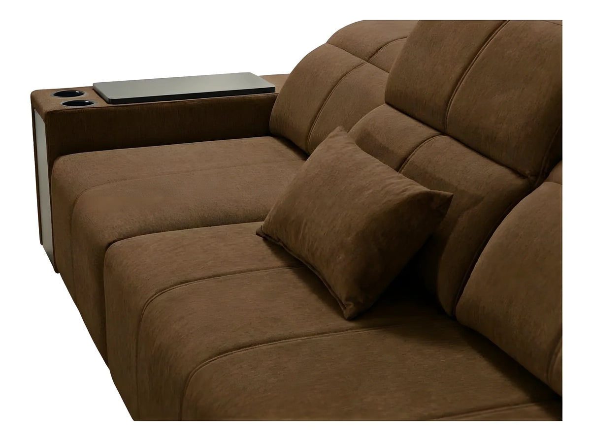 Canapé marron en tissu avec coussin assorti, accoudoir avec porte-gobelets et tablette, parfait pour salon moderne