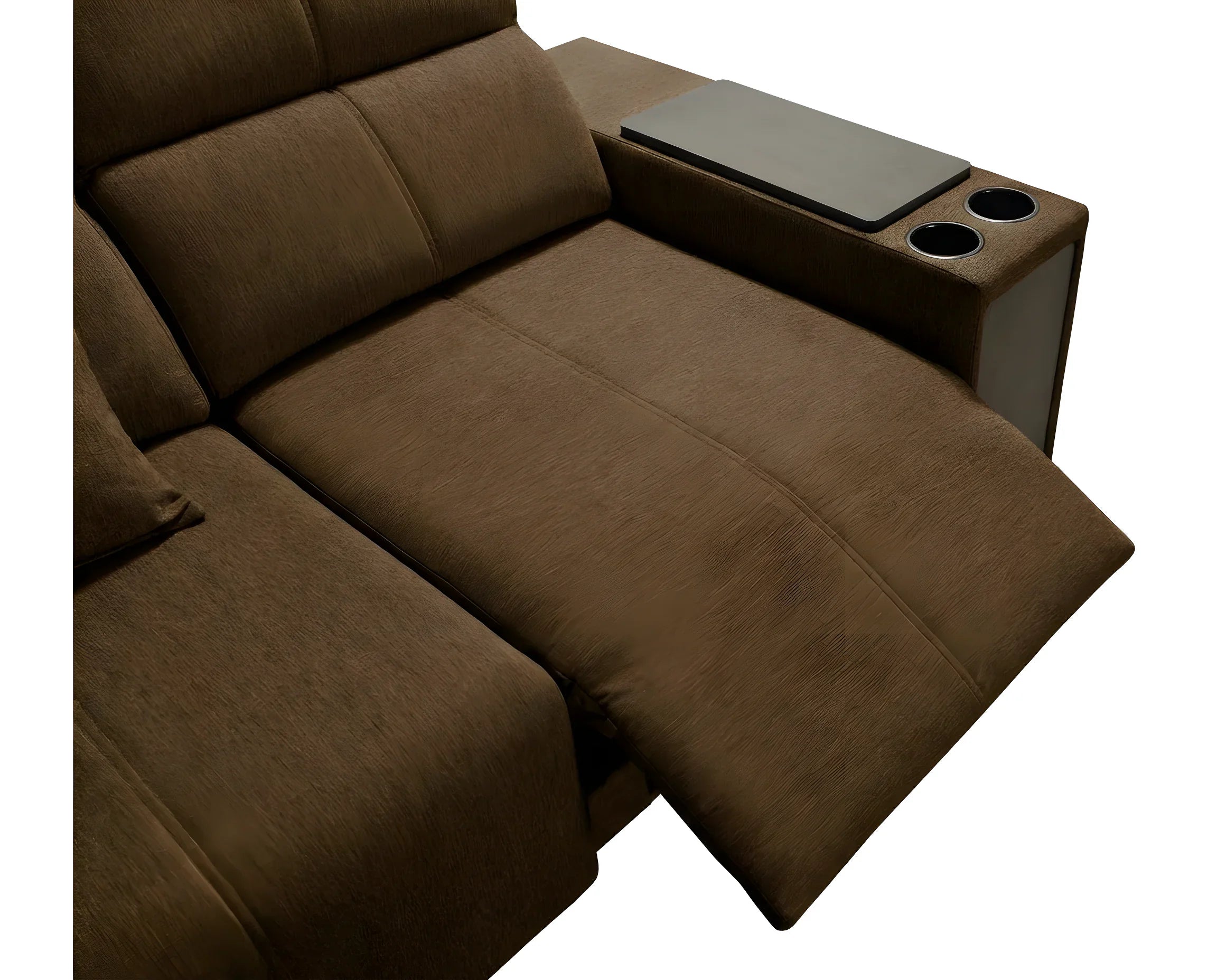 Gros plan sur un canapé marron en tissu inclinable avec accoudoirs, tablettes et porte-gobelets intégrés