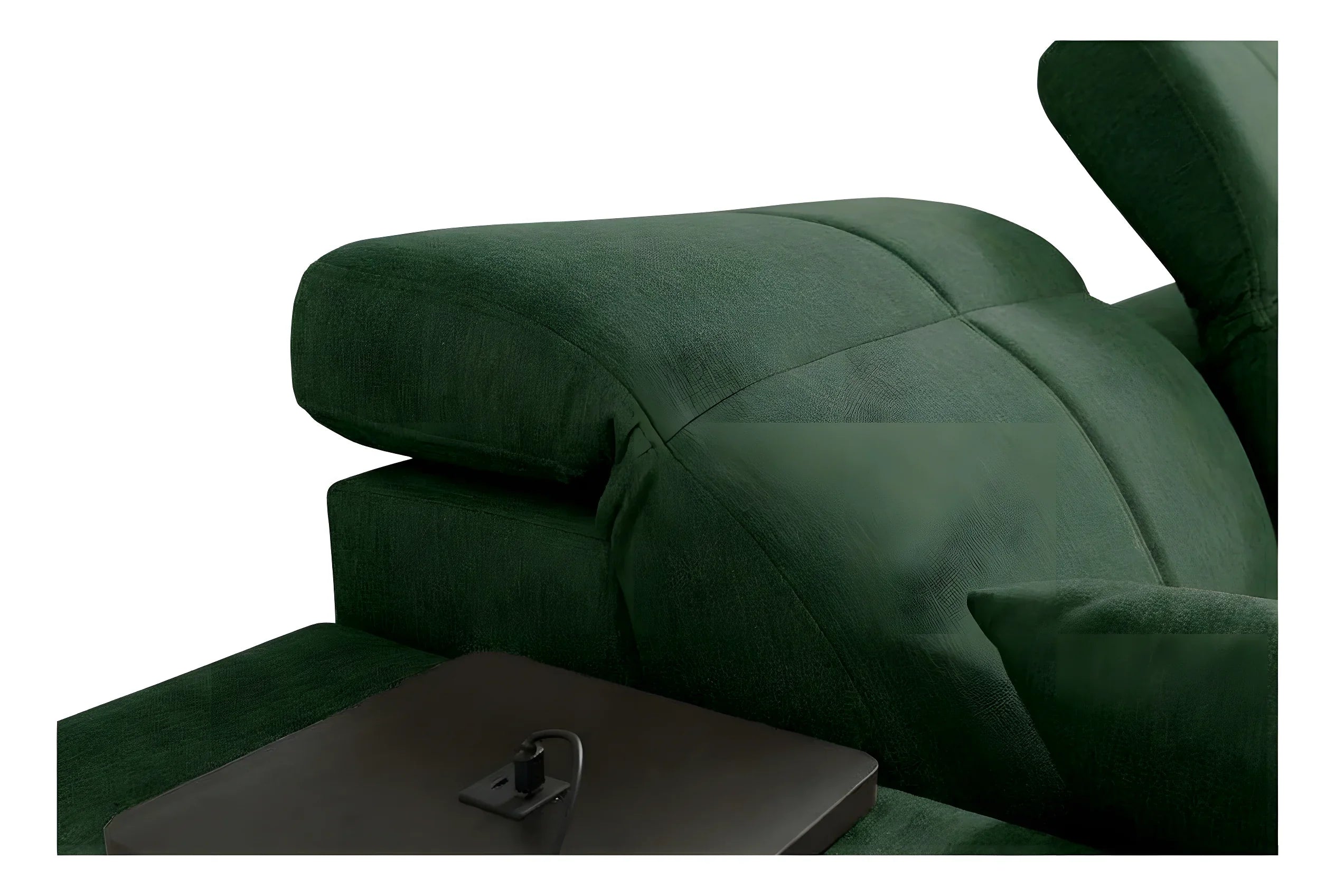 Gros plan d'un canapé vert en tissu, avec une table basse intégrée sombre, coussins confortables