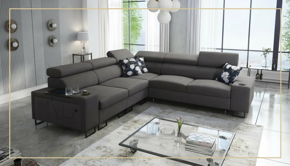 Canapé d'angle moderne Conforama confortable avec coussins moelleux sur fond de salon épuré