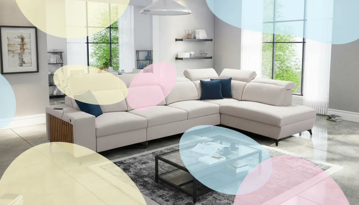 Canapé confortable dans un salon lumineux orné de coussins colorés avec une superposition graphique abstraite de formes joyeuses