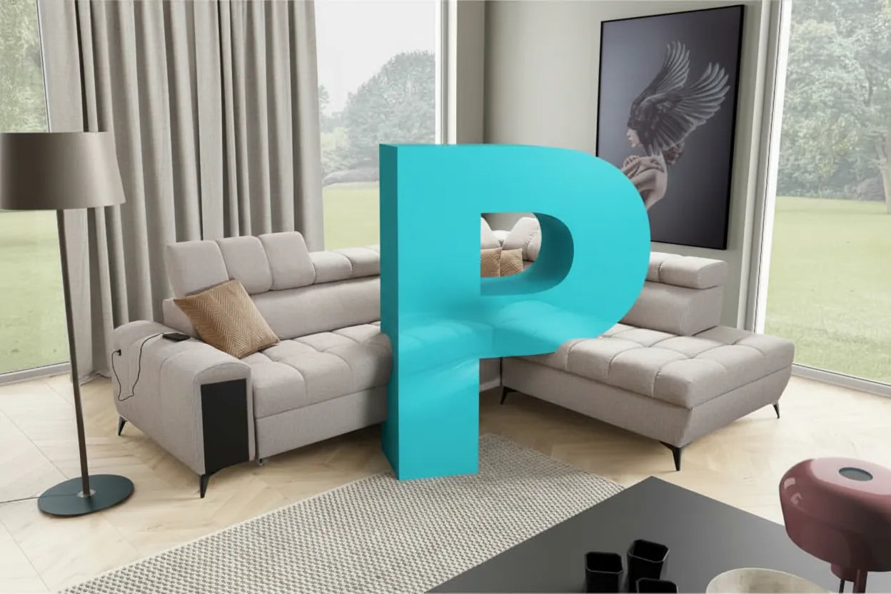 Photo realiste d'un canape beige avec une grande lettre P bleue vif incrustee dans le coussin