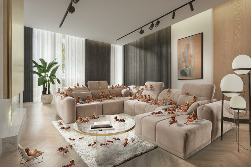 Image d'un canapé de grande taille (panoramique) de couleur taupe.