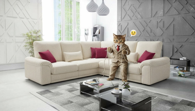 Un canapé recouvert de tissu en velours côtelé.