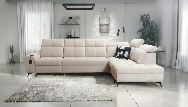 Image d'un canapé avec une structure caractérisée par des pieds bas.