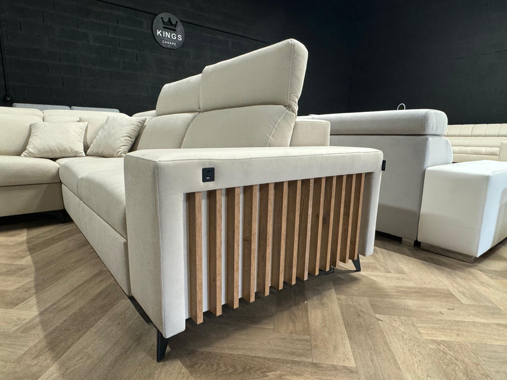 Image d'un canapé dont la structure ou la finition extérieure présente des éléments en bois.
