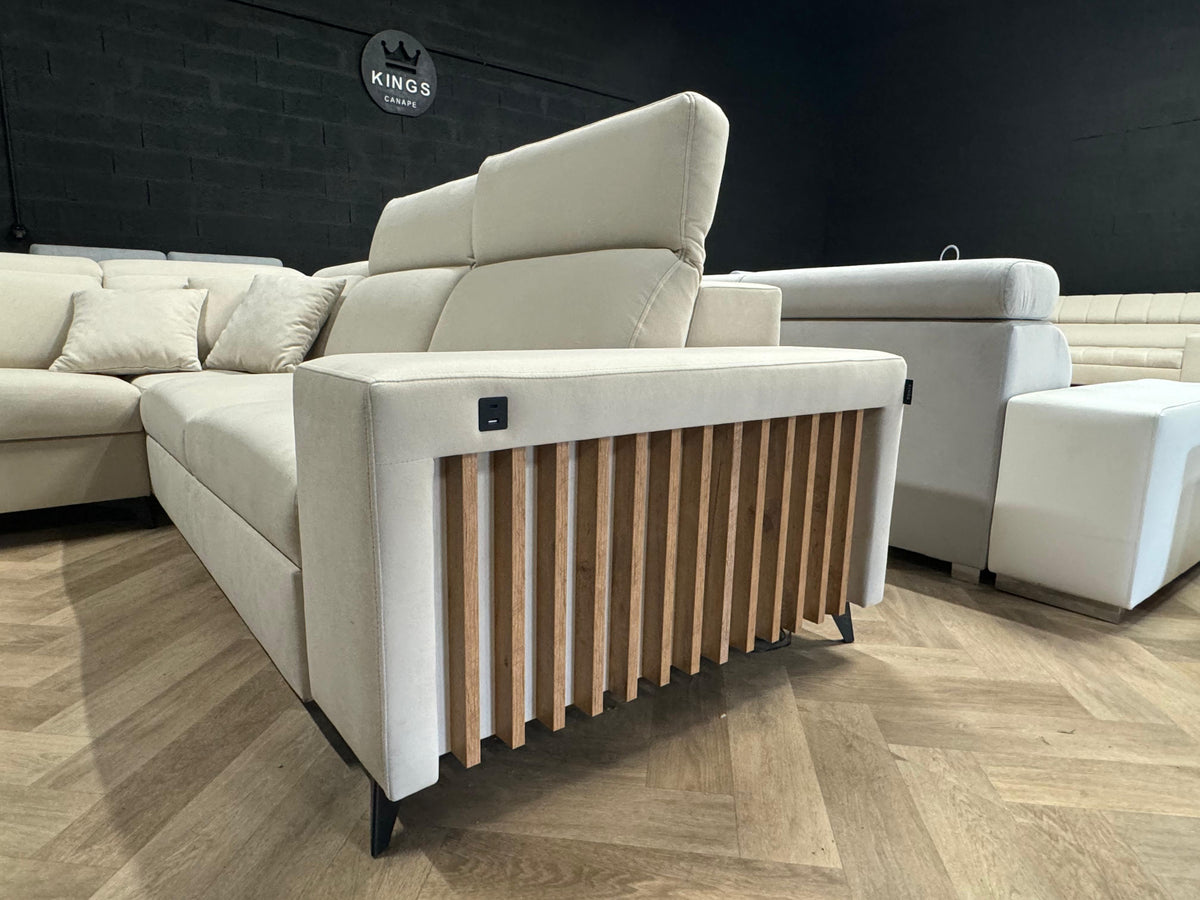Image d'un canapé dont la structure ou la finition extérieure présente des éléments en bois.