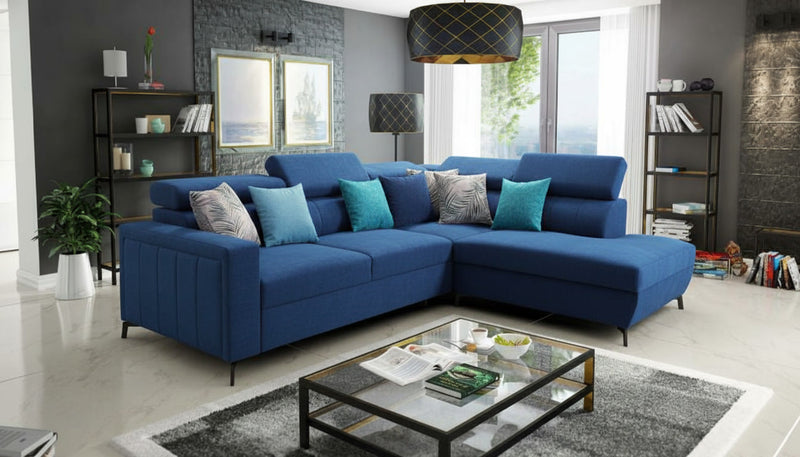 Image présentant divers échantillons ou nuanciers de couleurs de bleu et de teintes associées (bleu ciel, bleu pétrole, bleu gris, bleu électrique, turquoise, bleu foncé, bleu vert, bleu clair, paon, klein), probablement en lien avec un canapé.