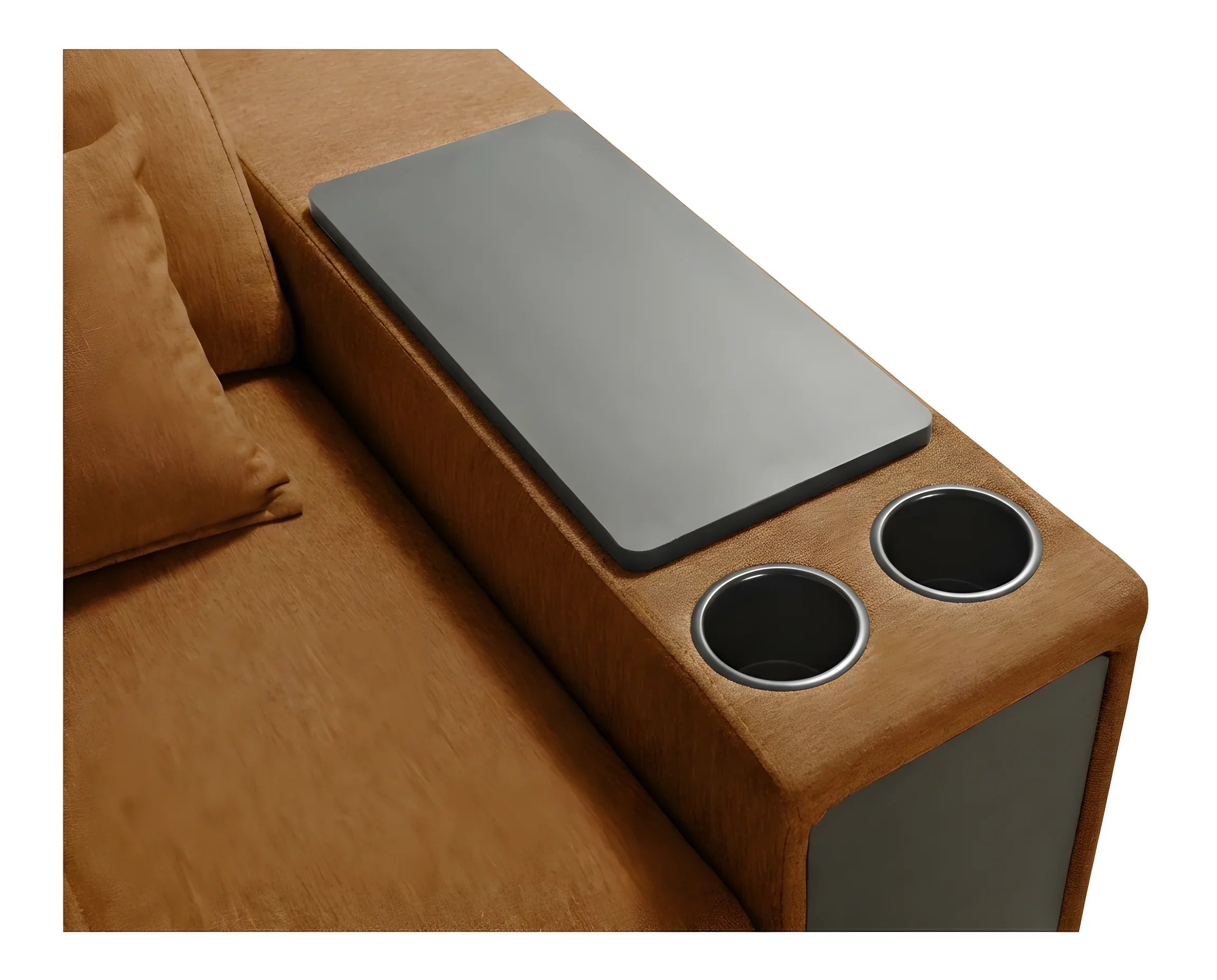 Accoudoir de canapé marron en tissu avec table grise intégrée, deux porte-gobelets noirs, idéal salon moderne