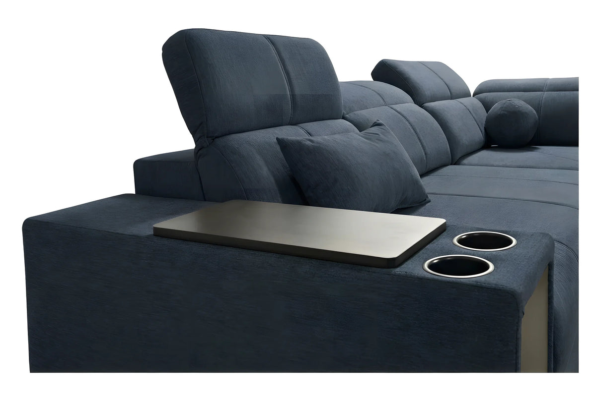 Canapé d'angle bleu en tissu, avec coussins, table grise intégrée et deux porte-gobelets pour le salon