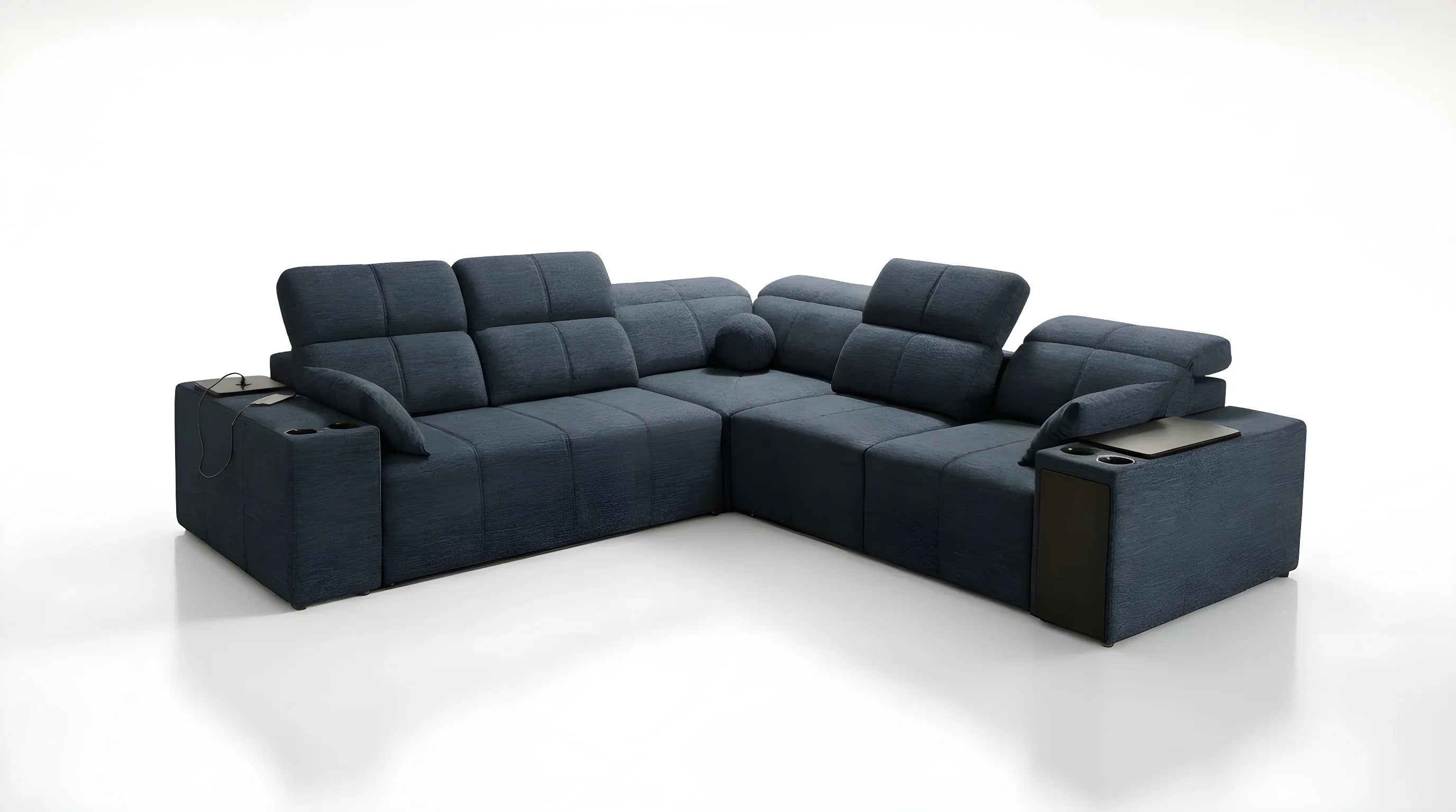 Canapé d'angle bleu en tissu texturé pour salon, avec accoudoirs, porte-gobelets et tablette, sur fond blanc