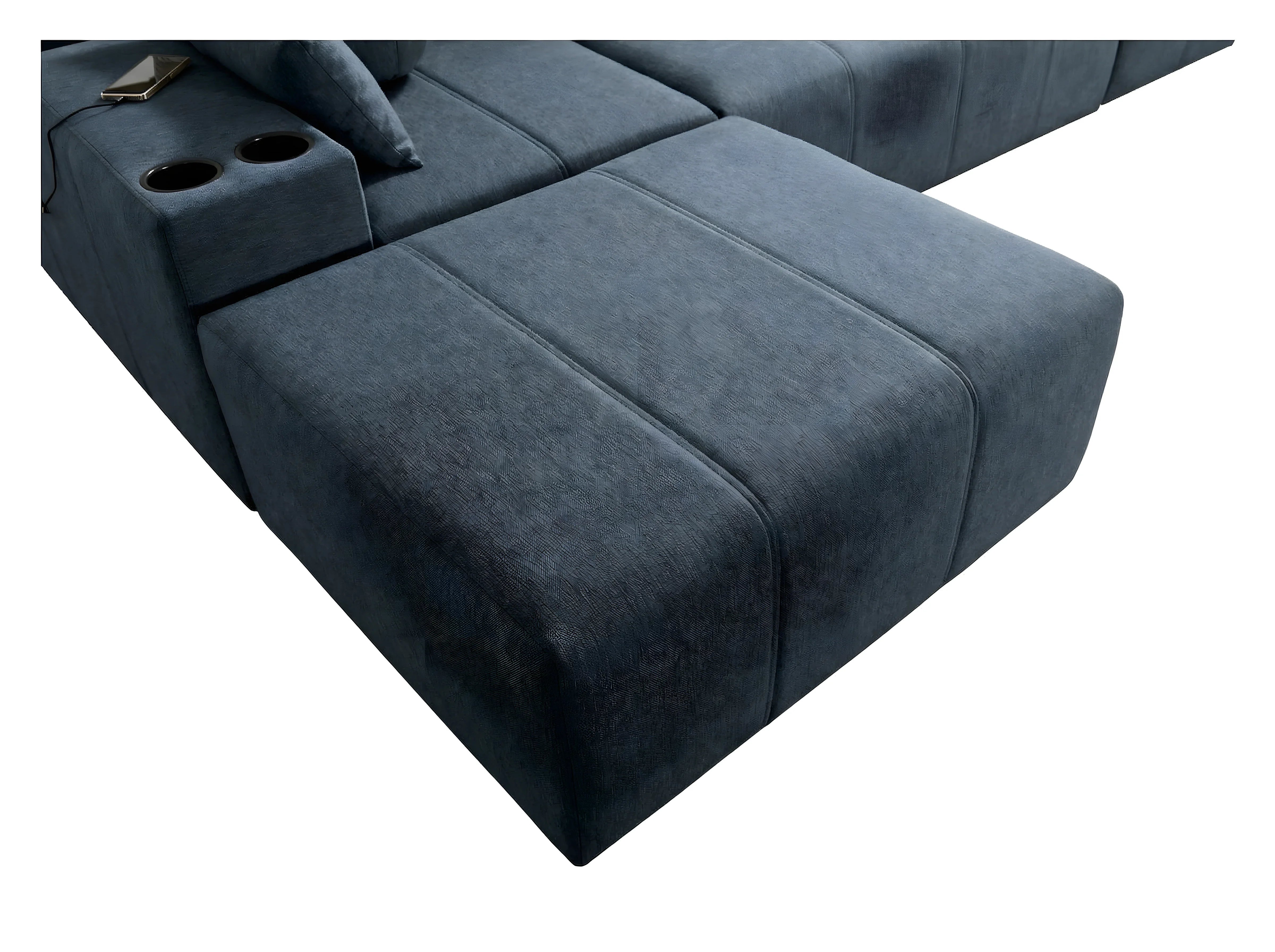 Canapé d'angle en tissu bleu canard. Vue rapprochée de l'accoudoir avec porte-gobelets et smartphone en charge, design moderne.