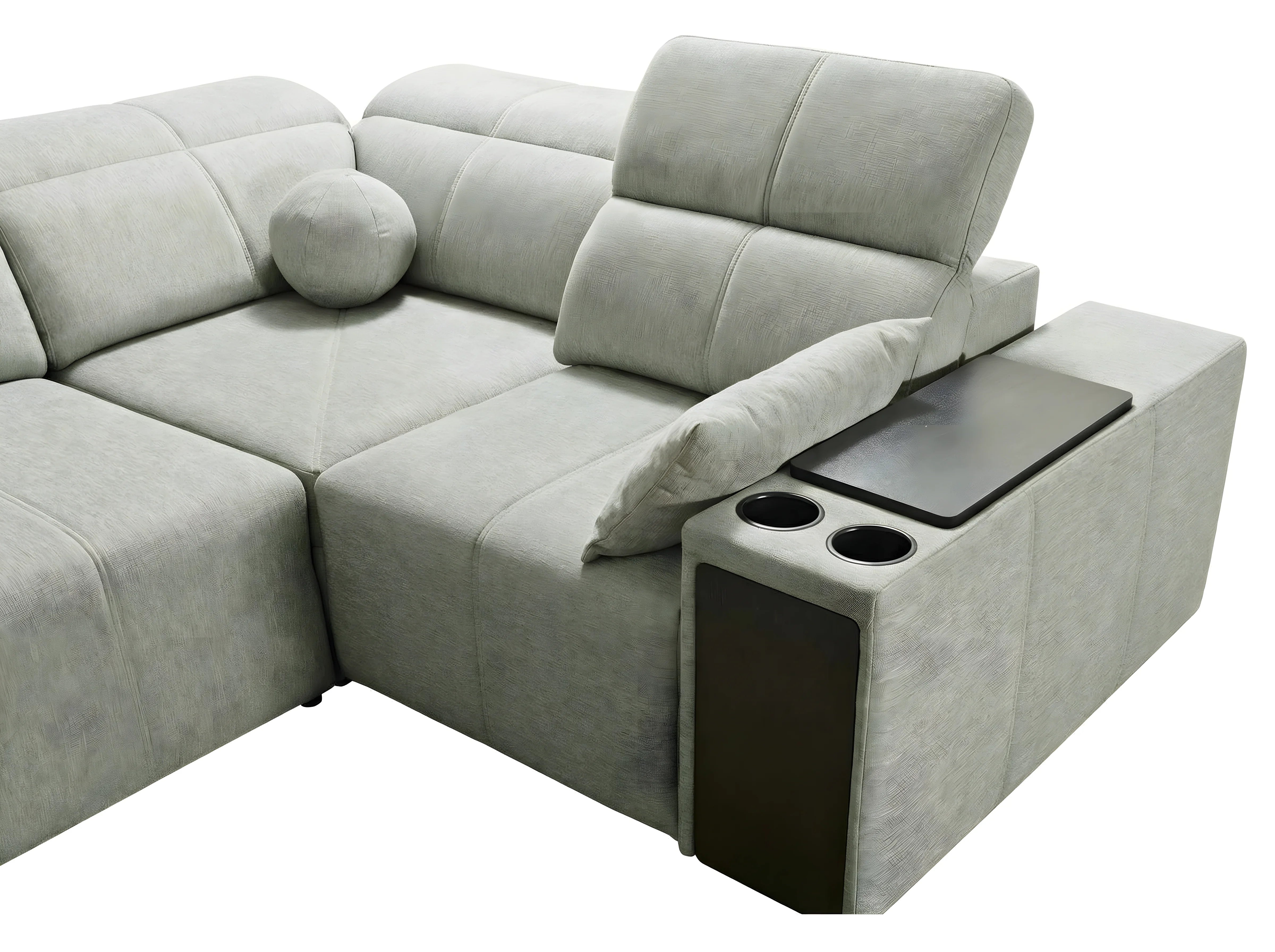 Canapé d'angle gris clair en tissu avec accoudoir, coussins et porte-gobelets, design moderne, vue rapprochée