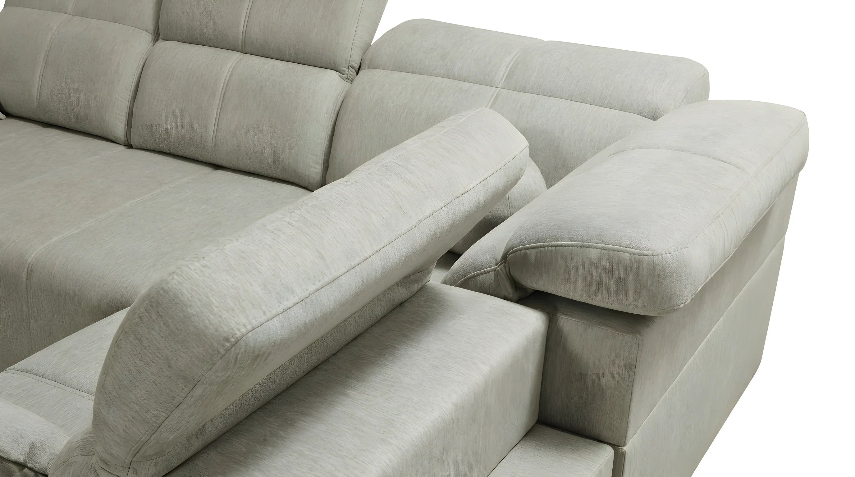 Canapé d'angle gris clair en tissu, design moderne avec accoudoirs rembourrés, pour salon contemporain.