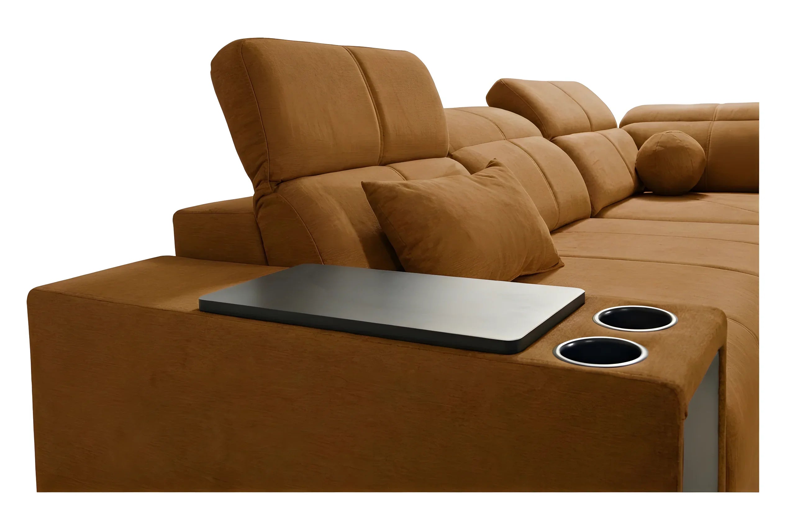 Canapé d'angle marron en tissu avec table intégrée, deux porte-gobelets argentés et coussins assortis, pour salon moderne