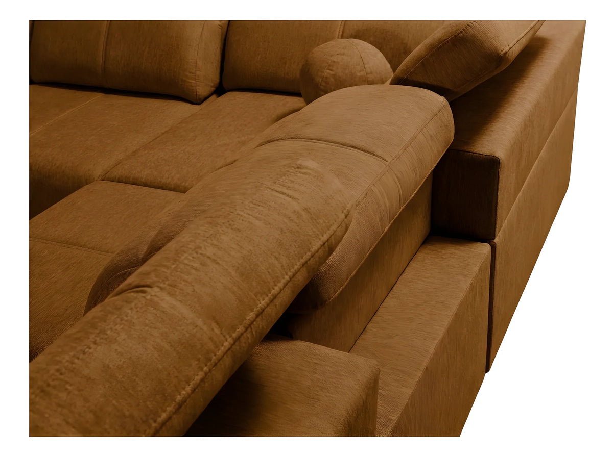 Canapé d'angle marron en tissu texturé, avec accoudoir rembourré. Idéal pour salon contemporain, ambiance chaleureuse.
